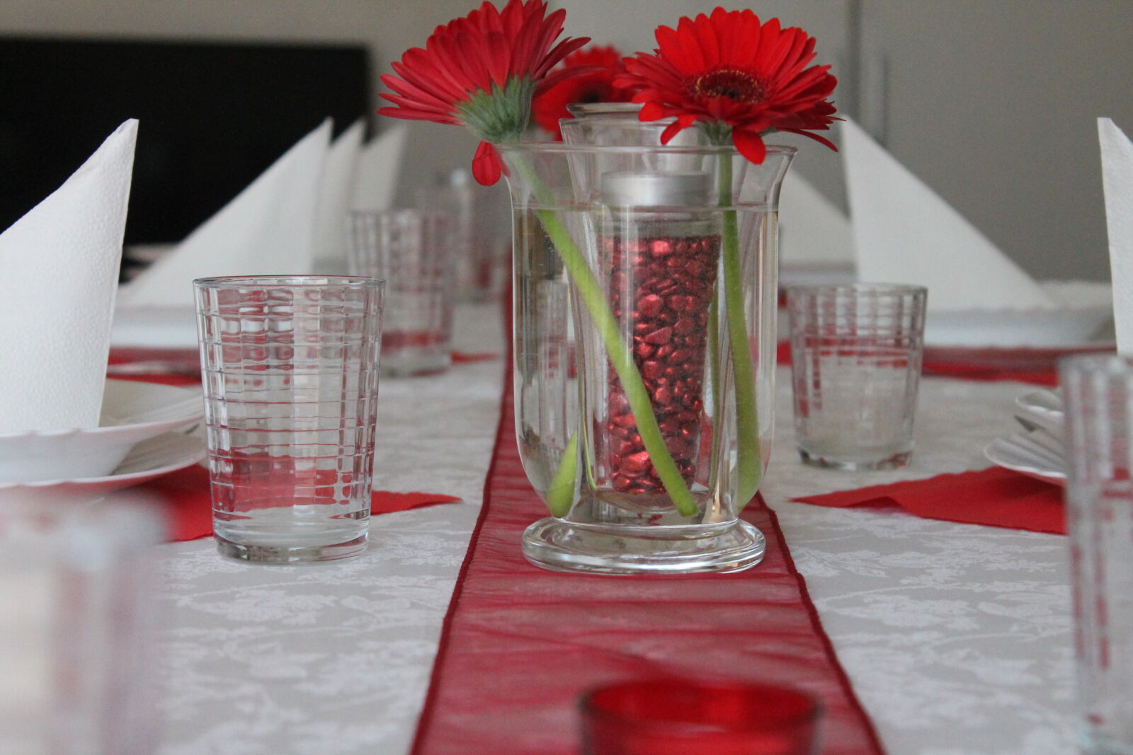 Canon EOS 1100D (EOS Rebel T3 / EOS Kiss X50) sample photo. Cups, flowers, glass, napkins photography