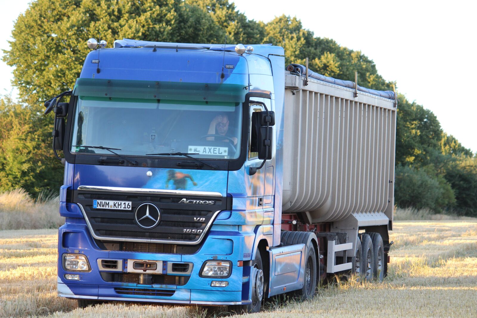 Canon EOS 600D (Rebel EOS T3i / EOS Kiss X5) sample photo. Truck, harvest, auto photography