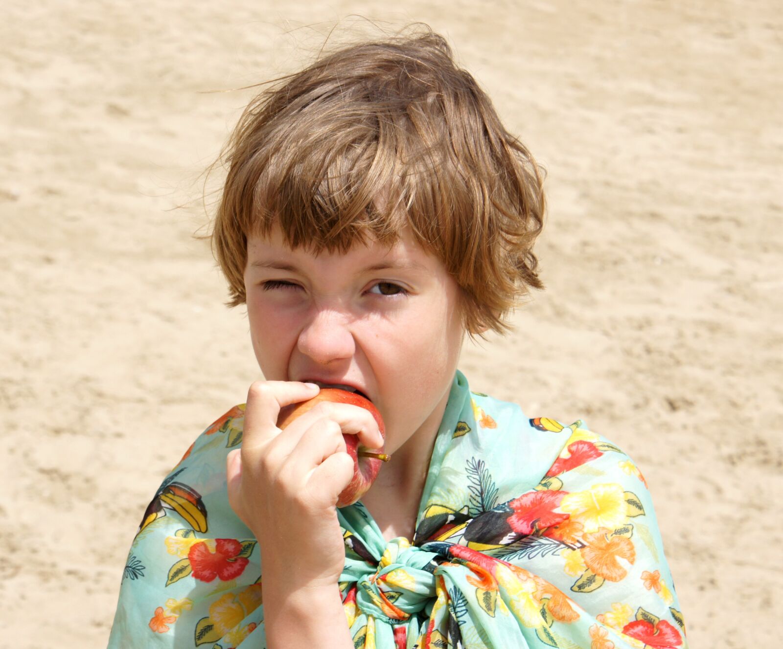 Sony Alpha DSLR-A550 sample photo. Girl, apple, sand photography