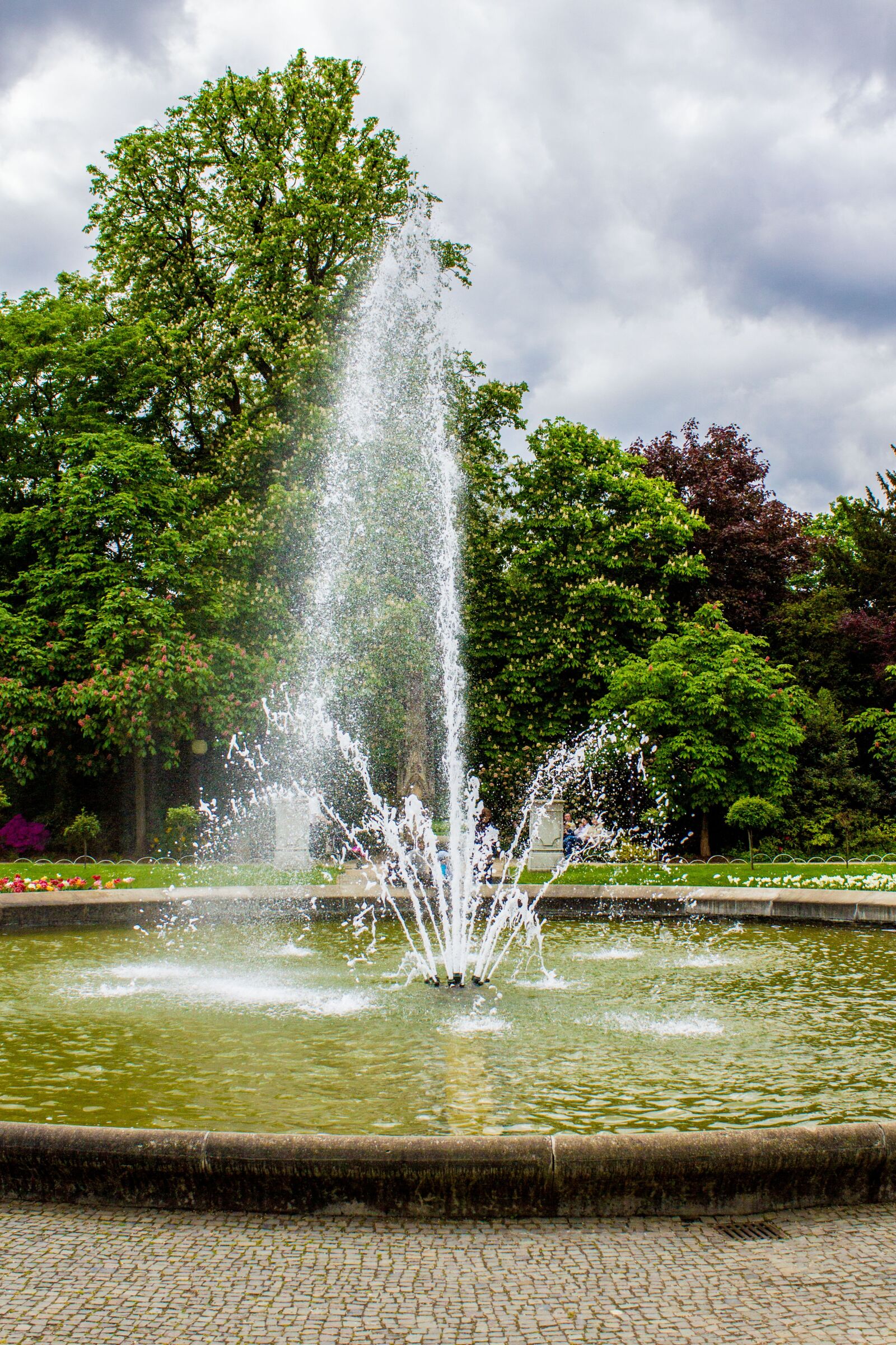 Canon EOS 550D (EOS Rebel T2i / EOS Kiss X4) sample photo. Fountain, water games, water photography