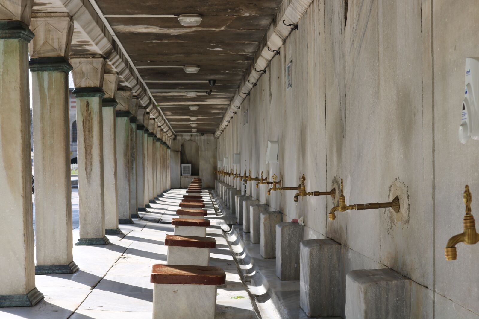 Canon EOS 750D (EOS Rebel T6i / EOS Kiss X8i) sample photo. Istanbul, cami, fountain photography