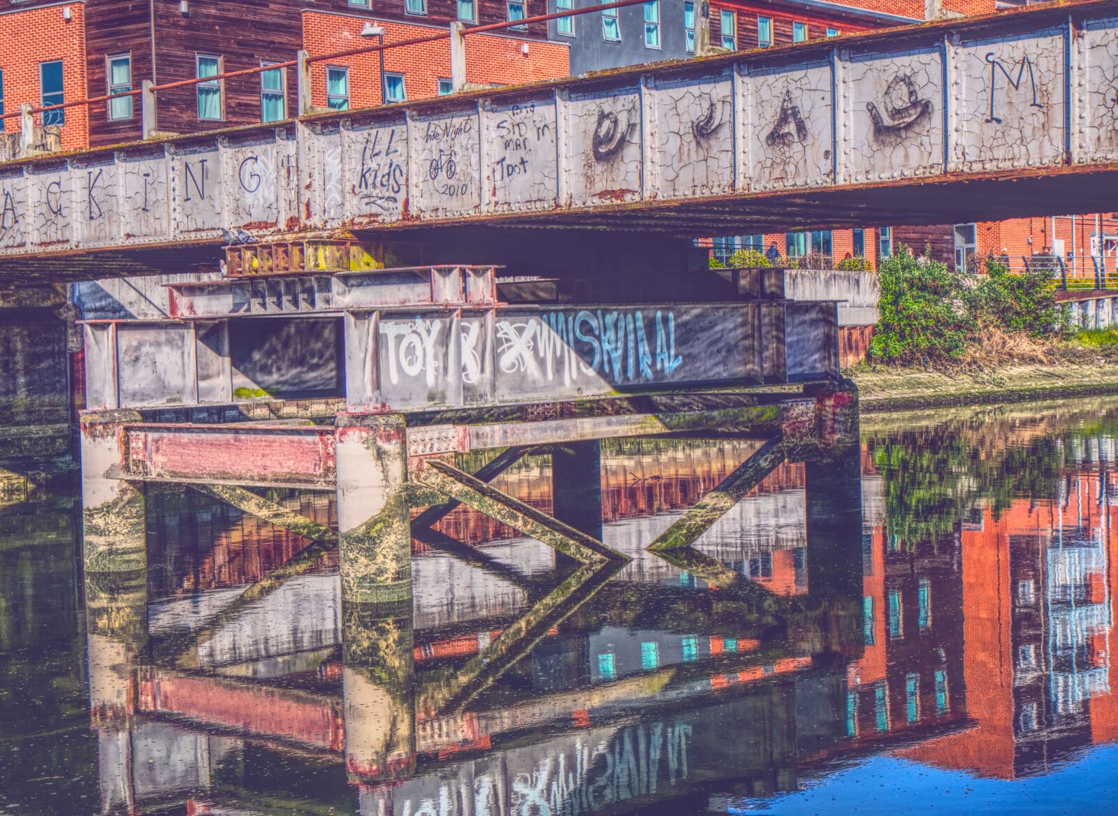 Canon EOS 70D sample photo. Bridge, graffiti, river photography