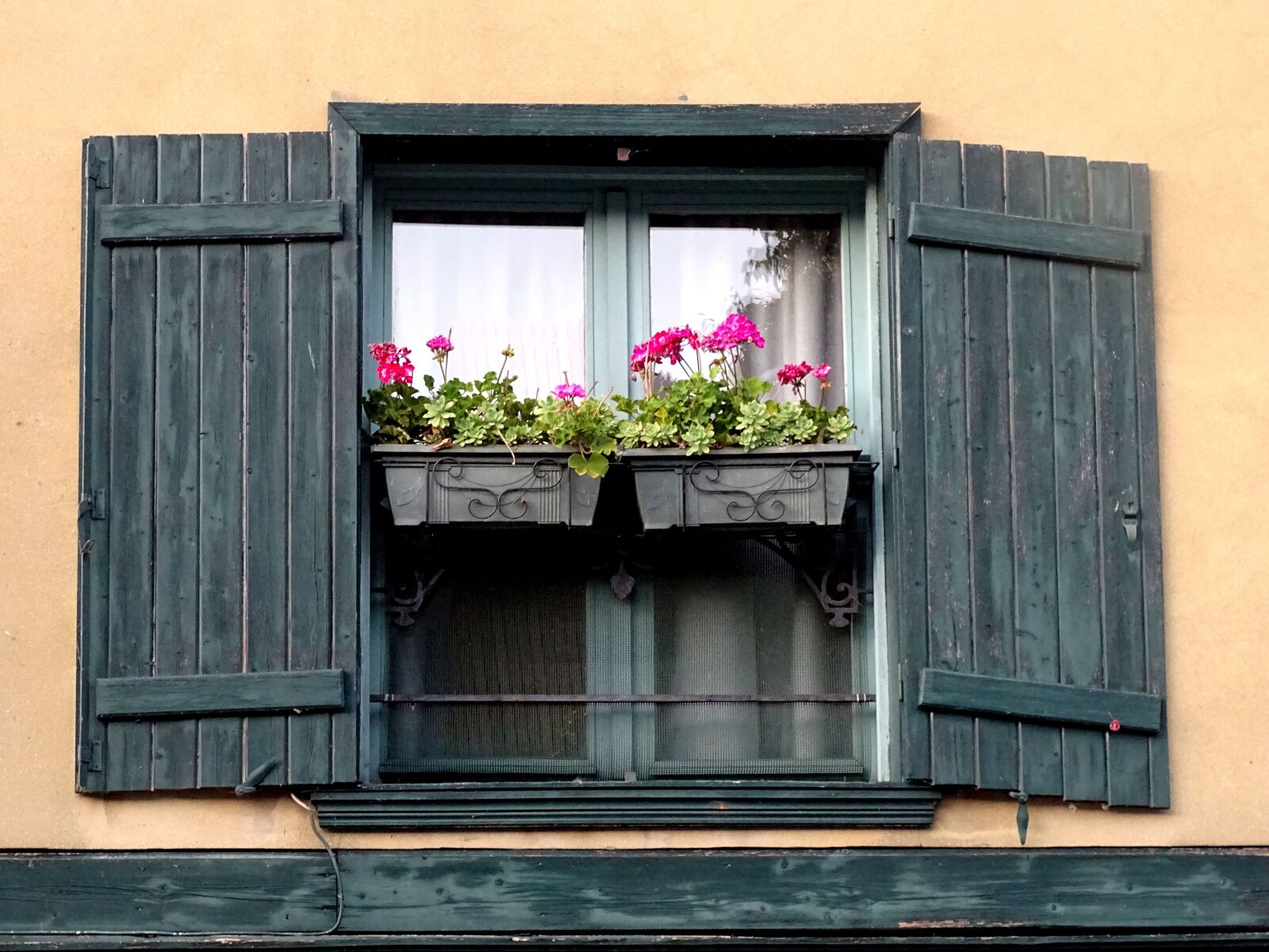 Sony Cyber-shot DSC-HX400V sample photo. House, window, shutters photography