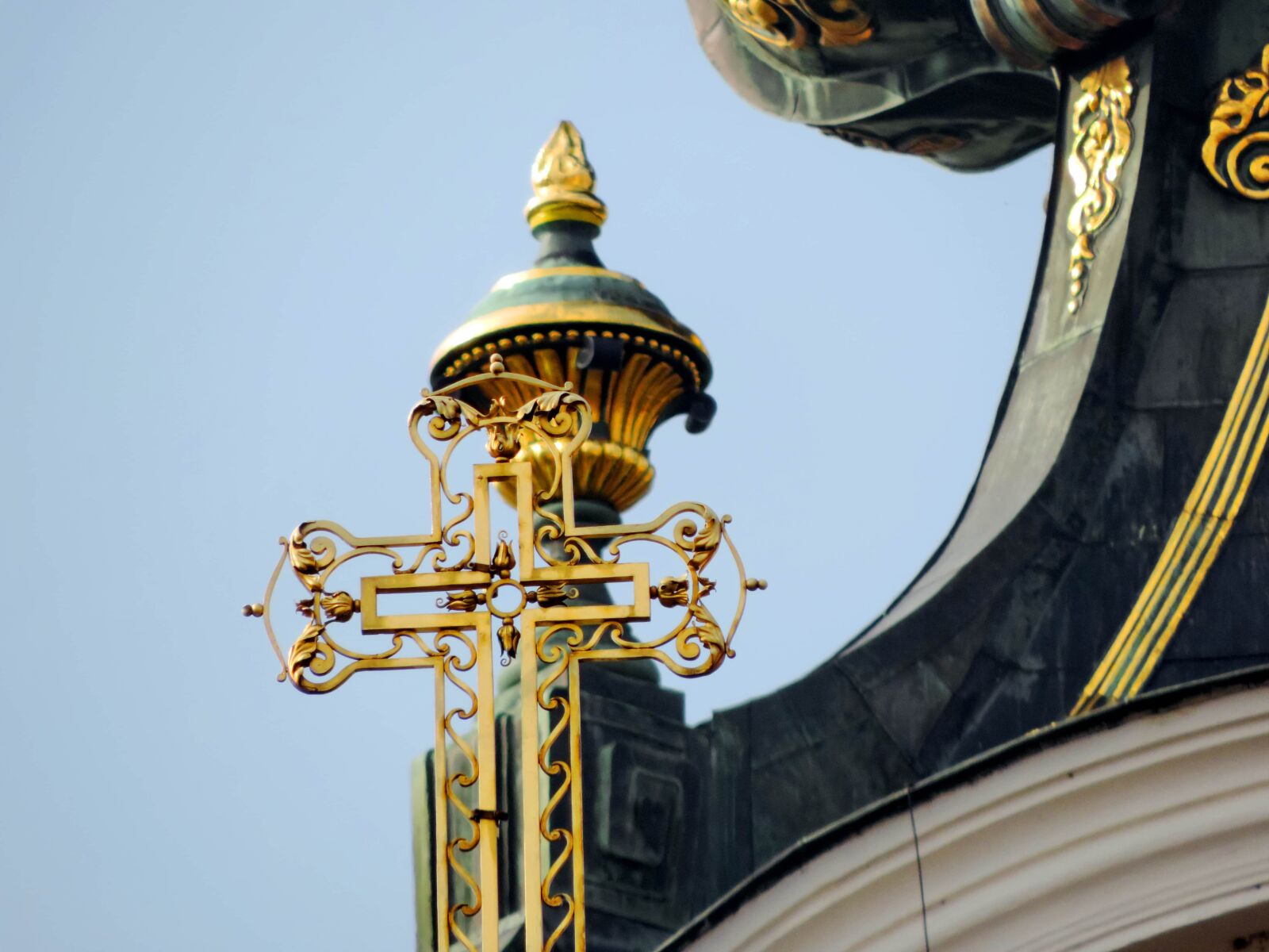 Nikon Coolpix P520 sample photo. Arabesque, baroque, cross, gold photography