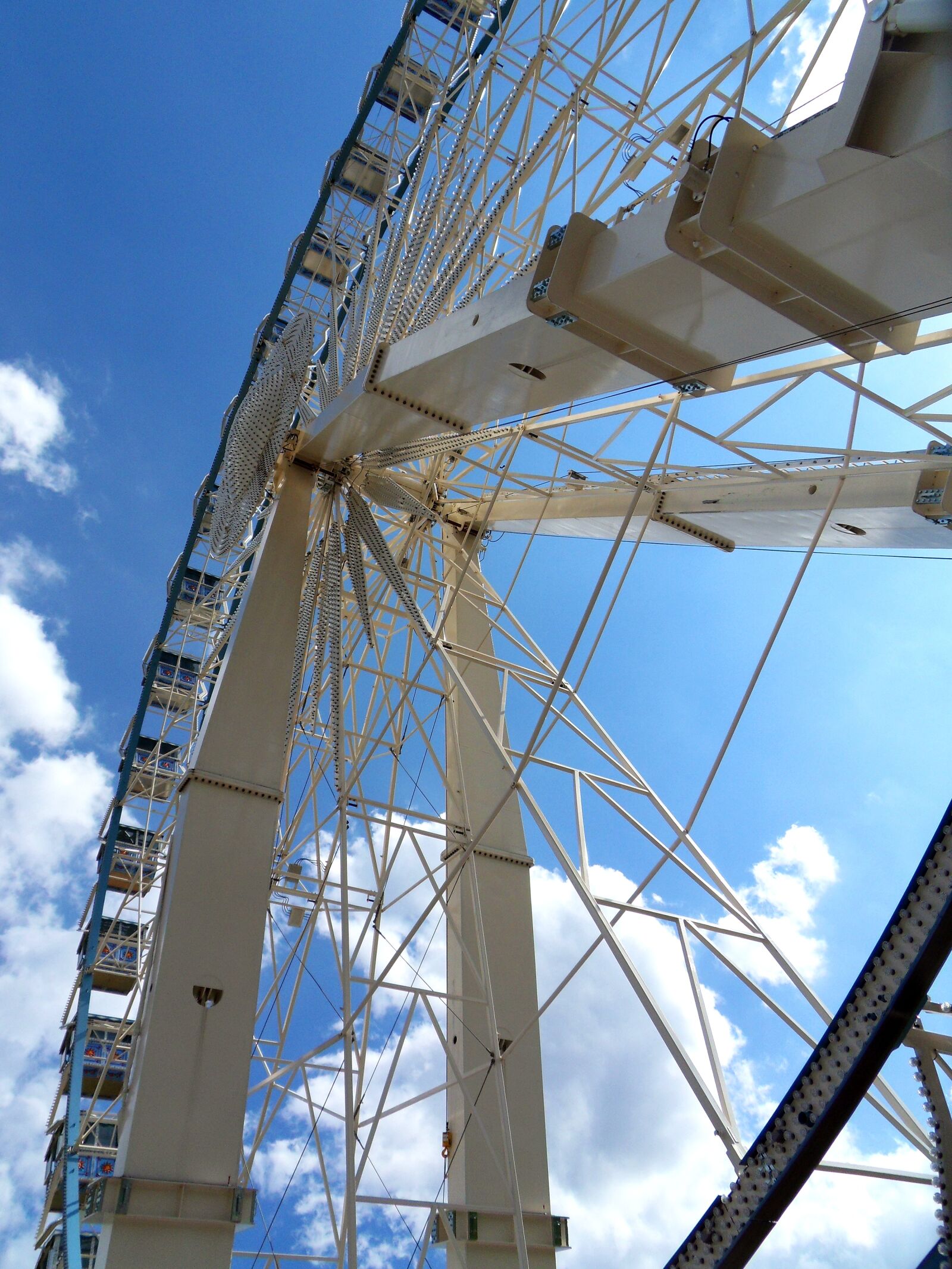 Samsung WB550, WB560 / VLUU WB550 /  HZ15W sample photo. Ferris wheel, amusement park photography