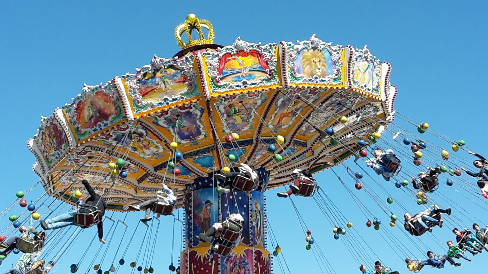 Samsung Galaxy S5 Mini sample photo. Chain carousel, oktoberfest, spring photography