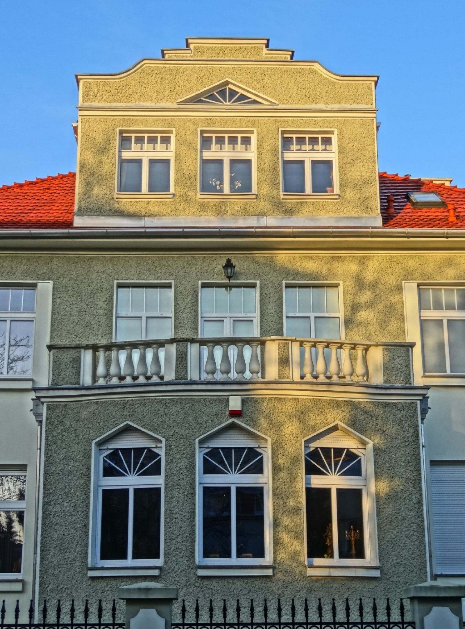 Sony Cyber-shot DSC-HX20V sample photo. Bydgoszcz, pediment, house photography