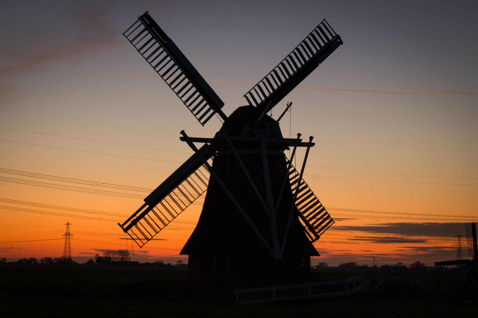 Sony DT 18-55mm F3.5-5.6 SAM II sample photo. Dawn, sunset, building, sunrise photography