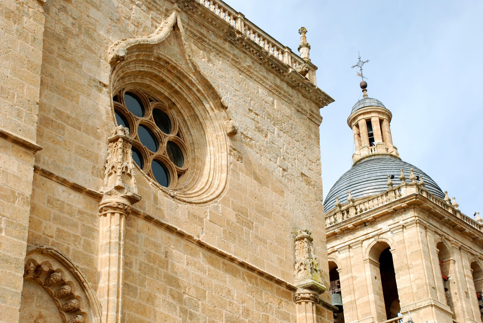 Nikon D80 sample photo. Ciudad rodrigo, salamanca, church photography