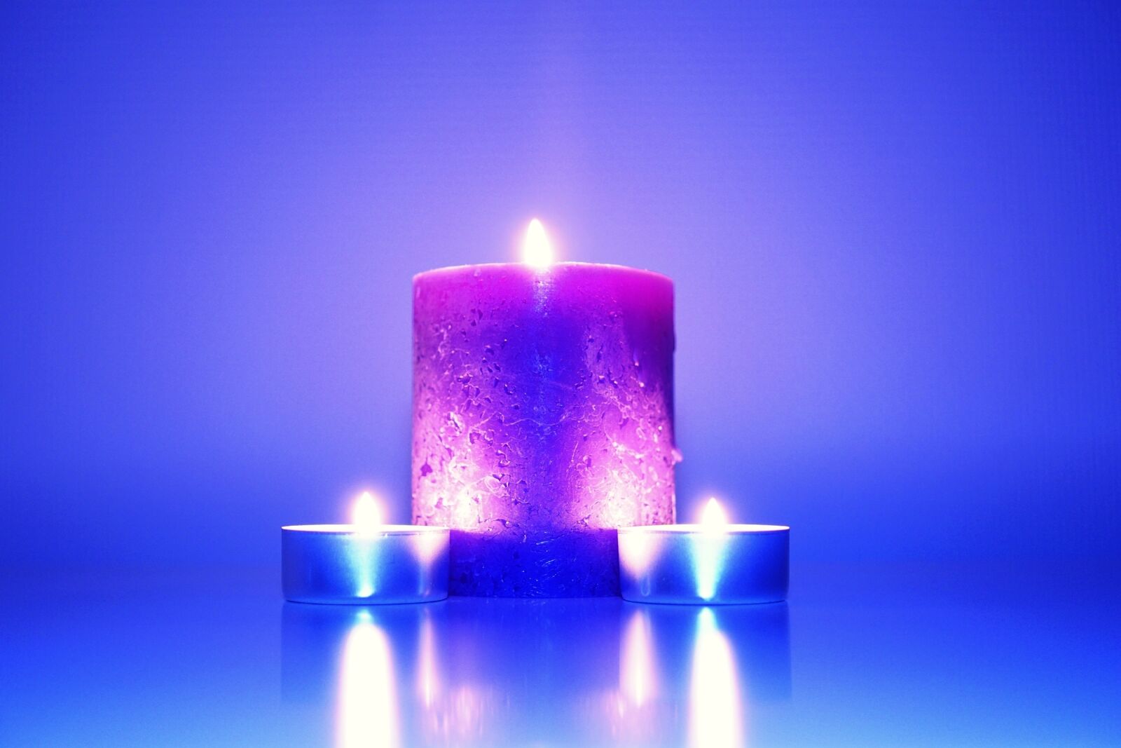 Sony DT 30mm F2.8 Macro SAM sample photo. Fire, candles, blue photography