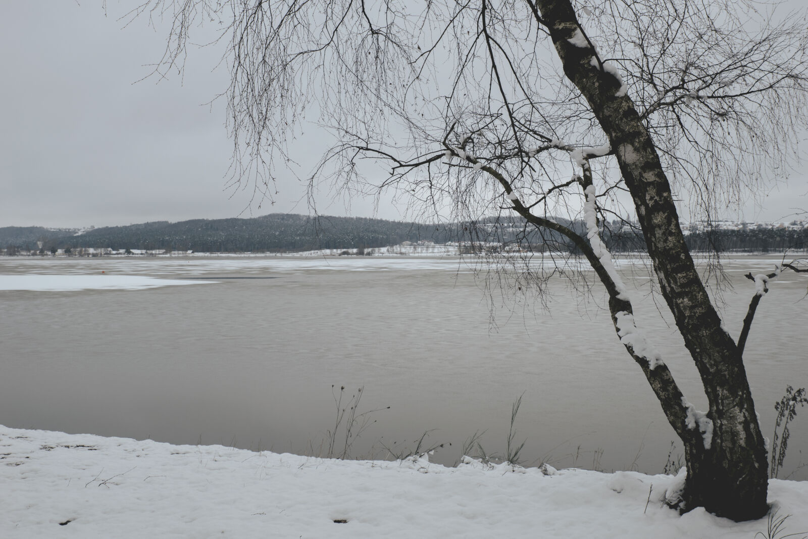 24-70mm F2.8-2.8 SSM sample photo. Frozen, lake, ice, lake photography