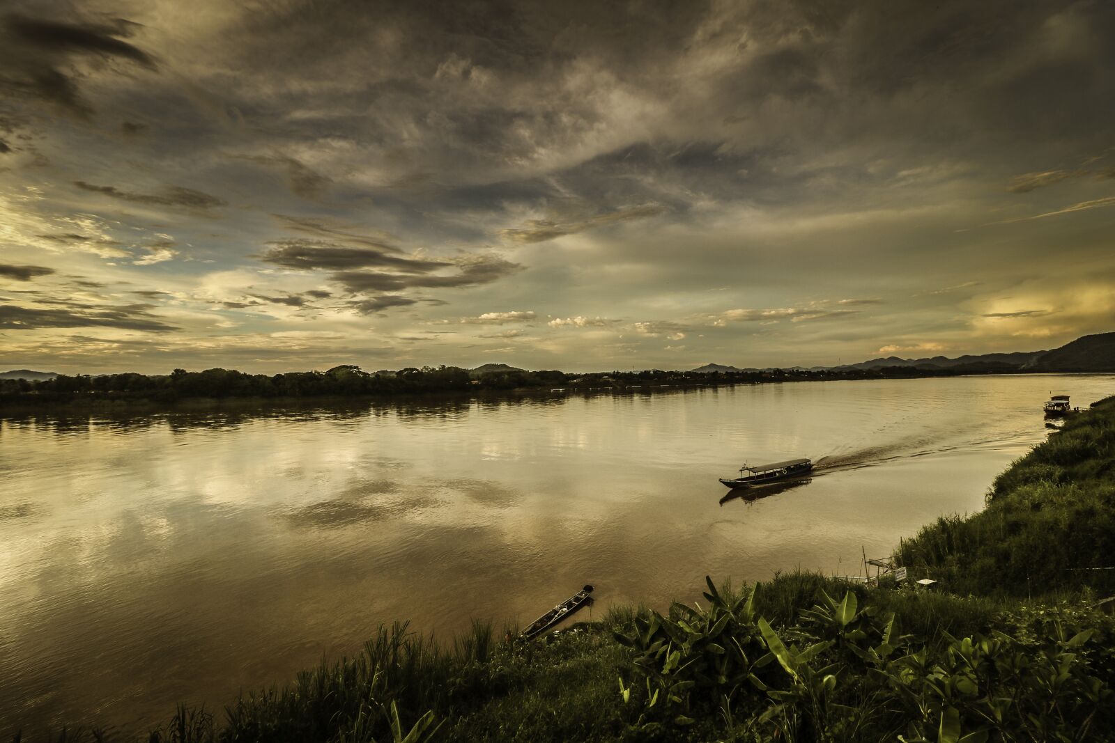 Canon EOS 750D (EOS Rebel T6i / EOS Kiss X8i) + Canon EF-S 10-18mm F4.5–5.6 IS STM sample photo. Mekong, river, laos photography