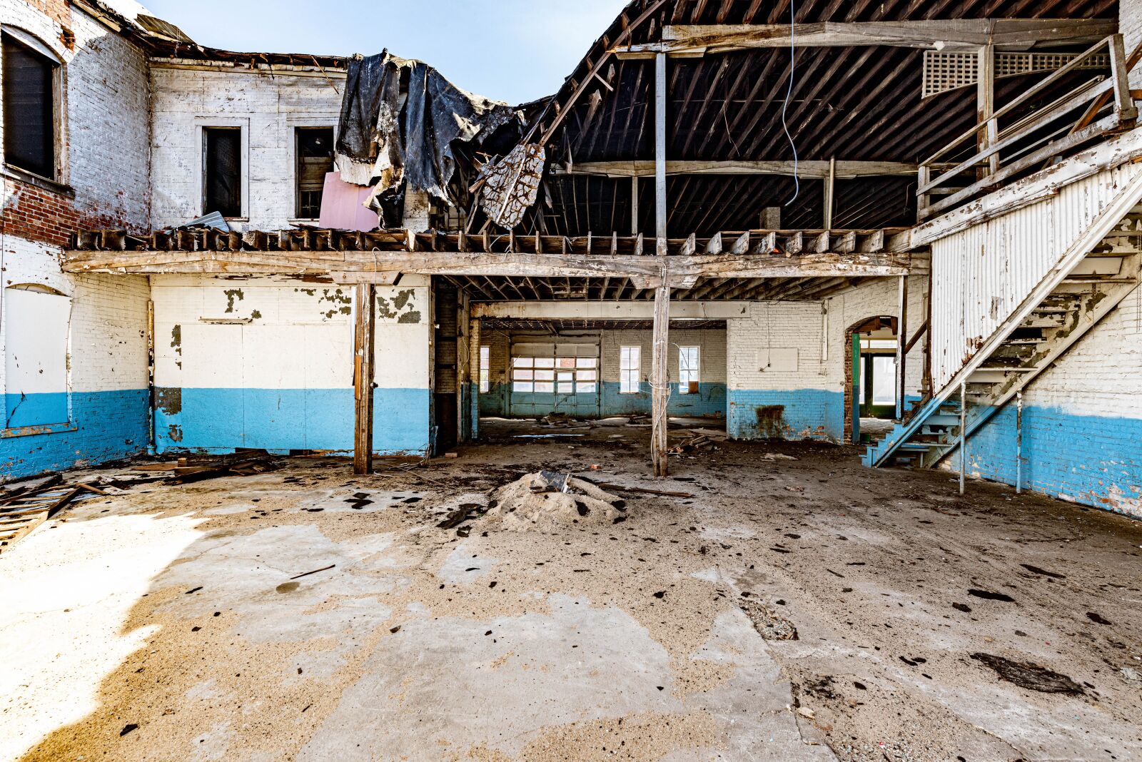 Nikon D810 + Tamron SP 15-30mm F2.8 Di VC USD sample photo. Abandon building, empty, decay photography