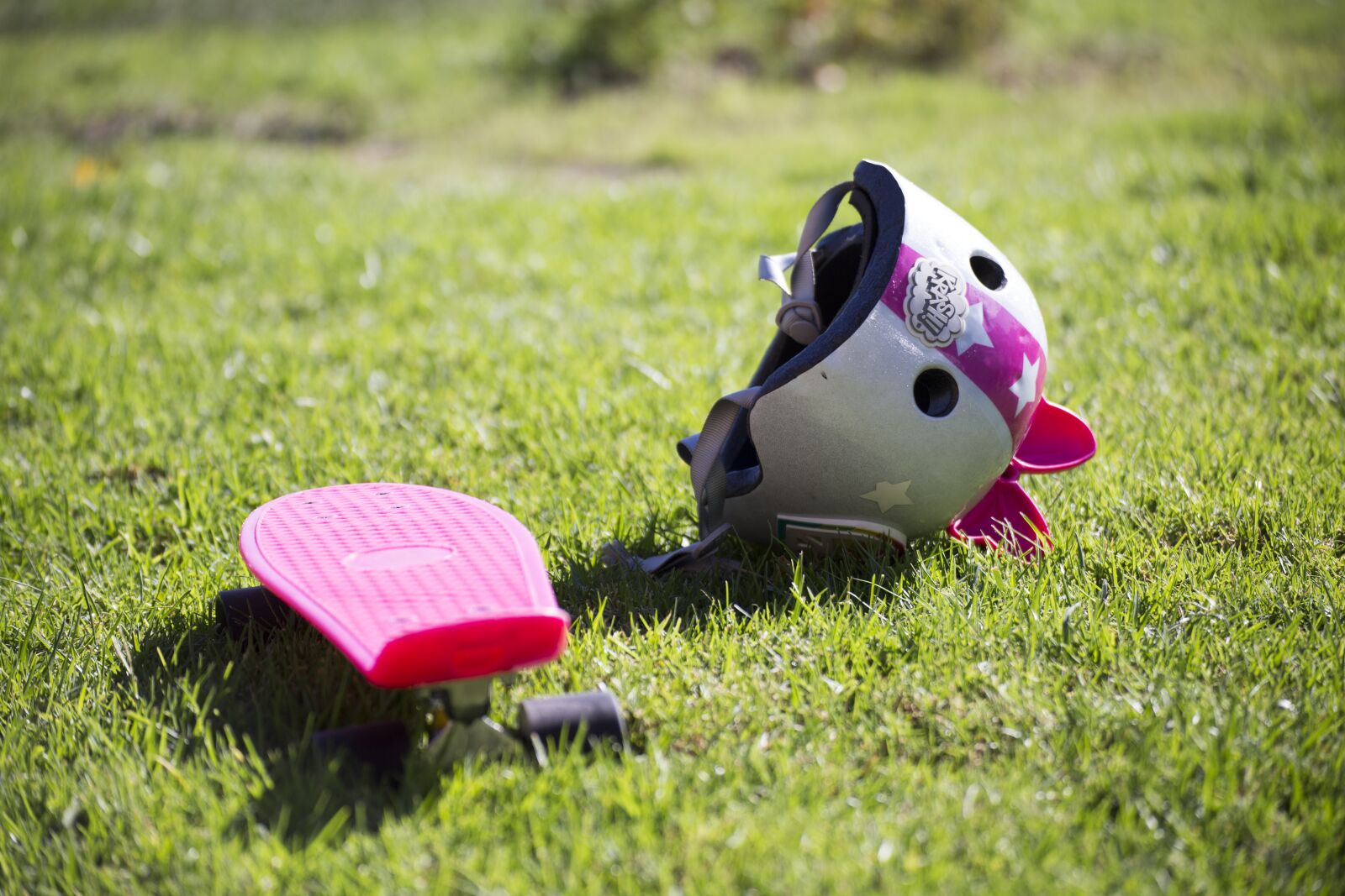 Canon EOS 6D sample photo. Skateboard, helmet, pink photography