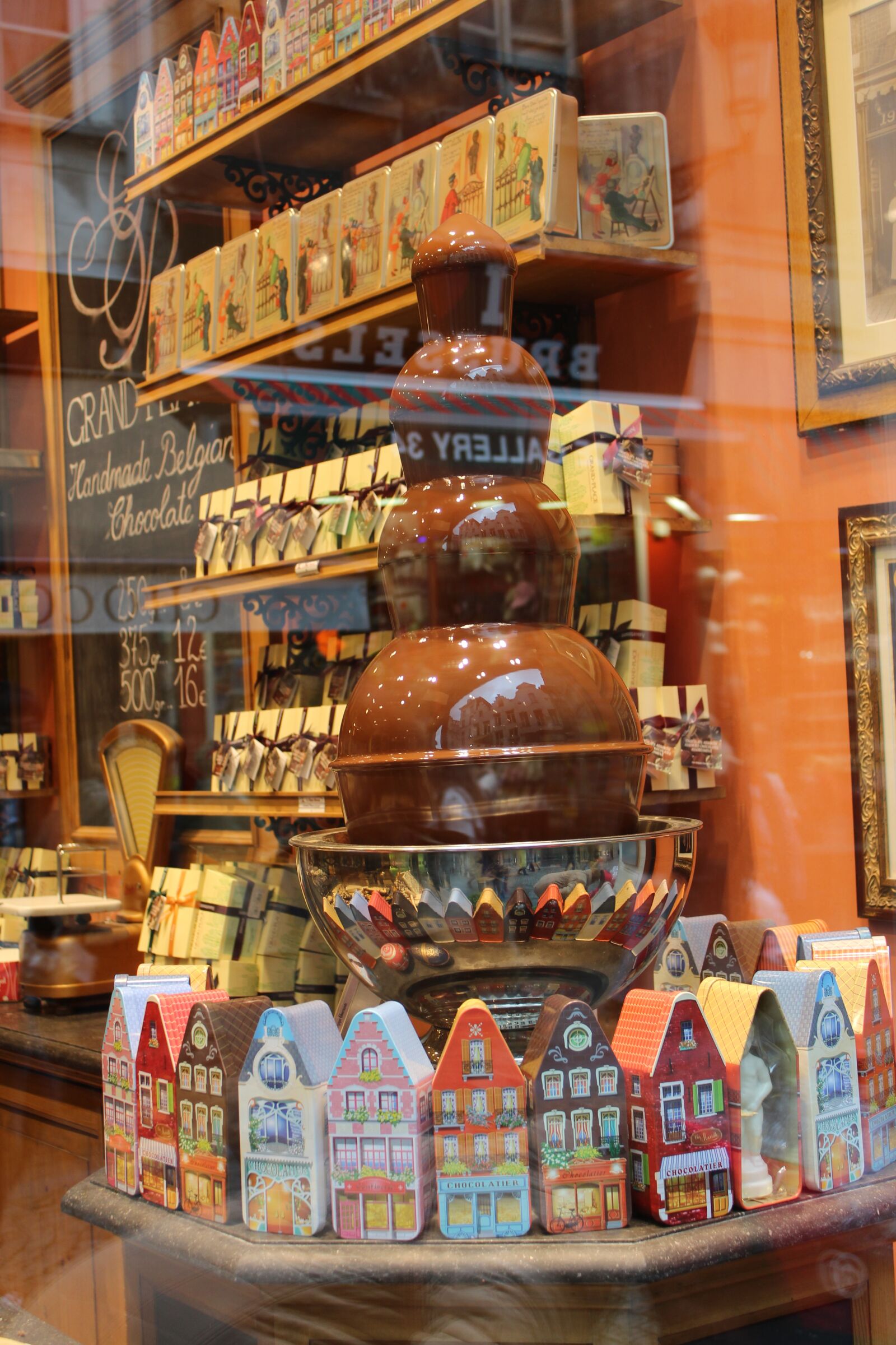 Canon EOS 600D (Rebel EOS T3i / EOS Kiss X5) sample photo. Belgium, chocolate, shop photography