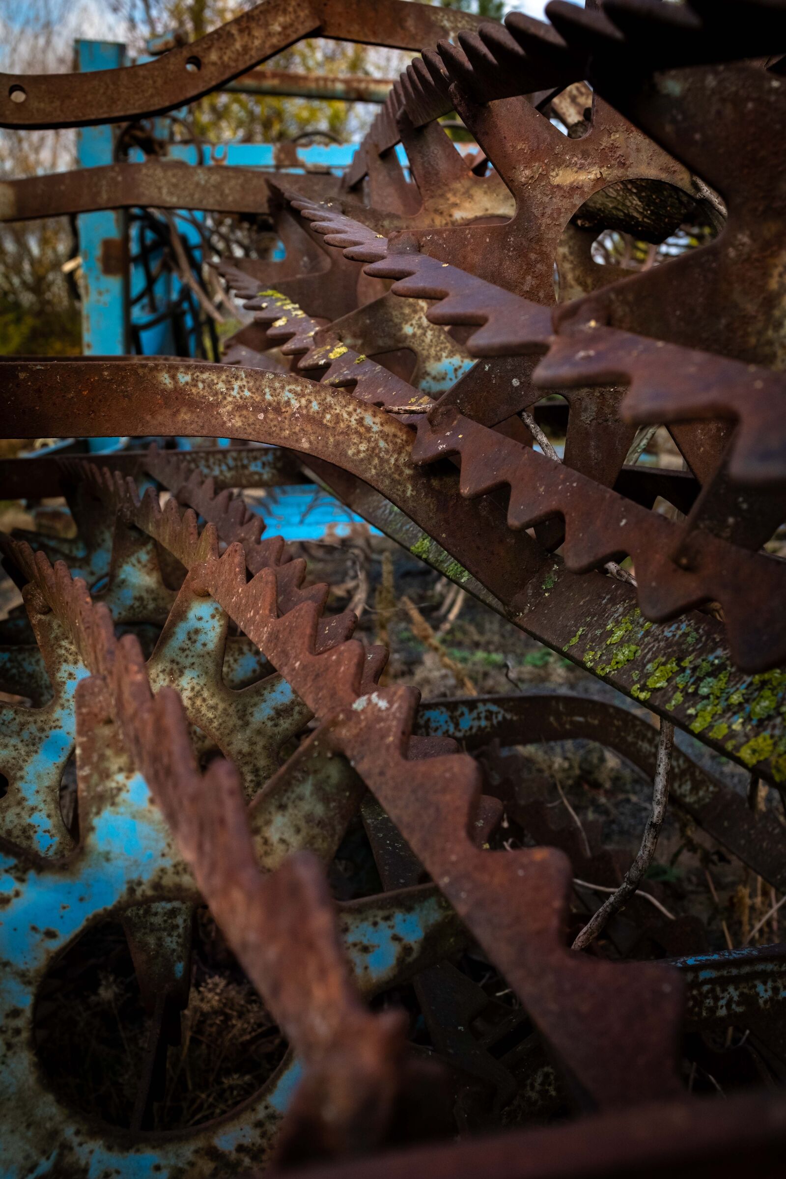 Fujifilm X100F sample photo. Rust, wheels, wheel photography