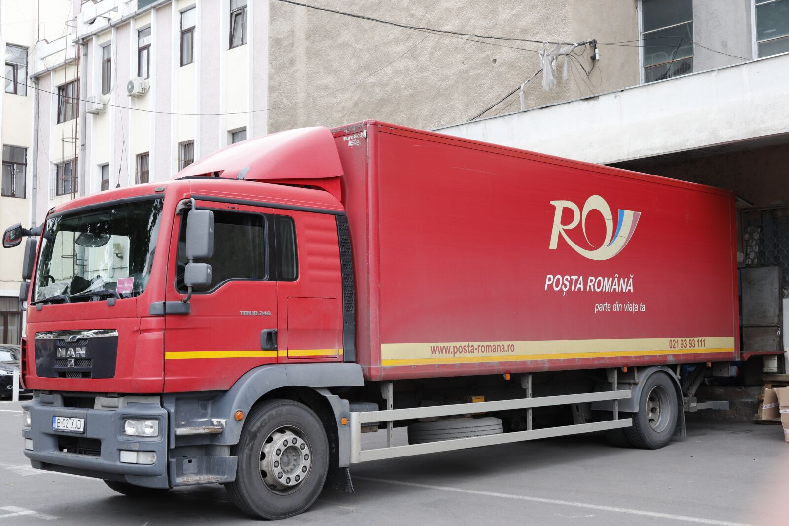Canon EOS 200D (EOS Rebel SL2 / EOS Kiss X9) sample photo. Mail truck, mail, timisoara photography