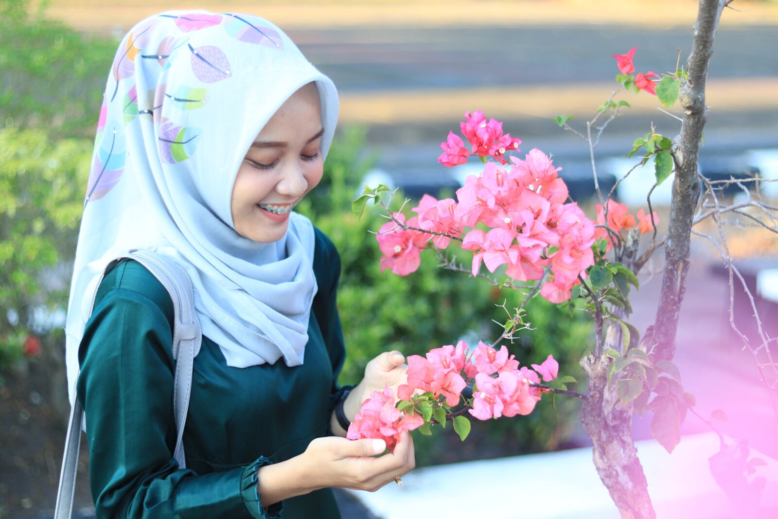 Canon EOS 200D (EOS Rebel SL2 / EOS Kiss X9) sample photo. Girl and pink flowers photography
