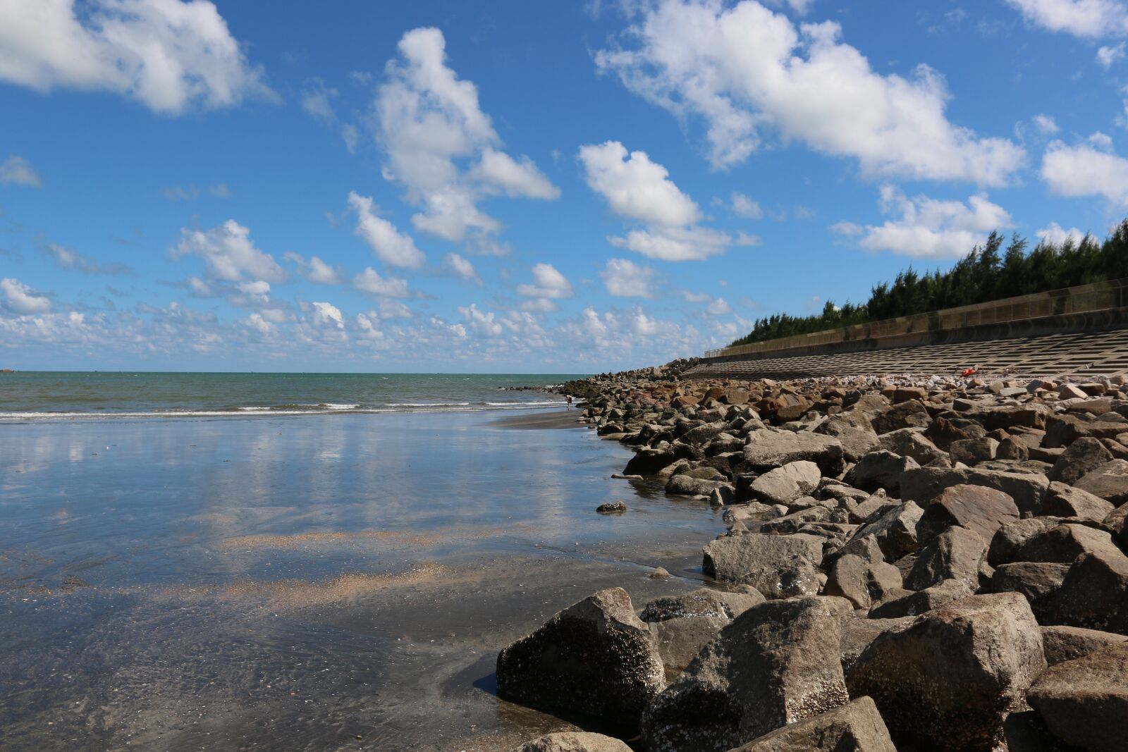 Canon EOS 70D + Canon EF 17-40mm F4L USM sample photo. Blue sky, white cloud photography