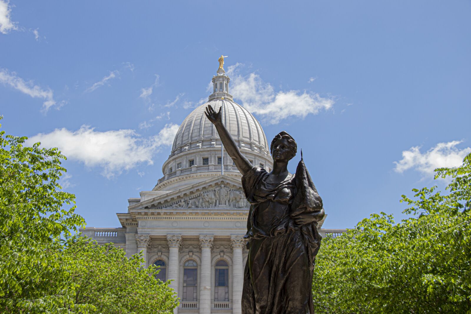 Canon EOS 1300D (EOS Rebel T6 / EOS Kiss X80) sample photo. Statue, monument, capitol photography