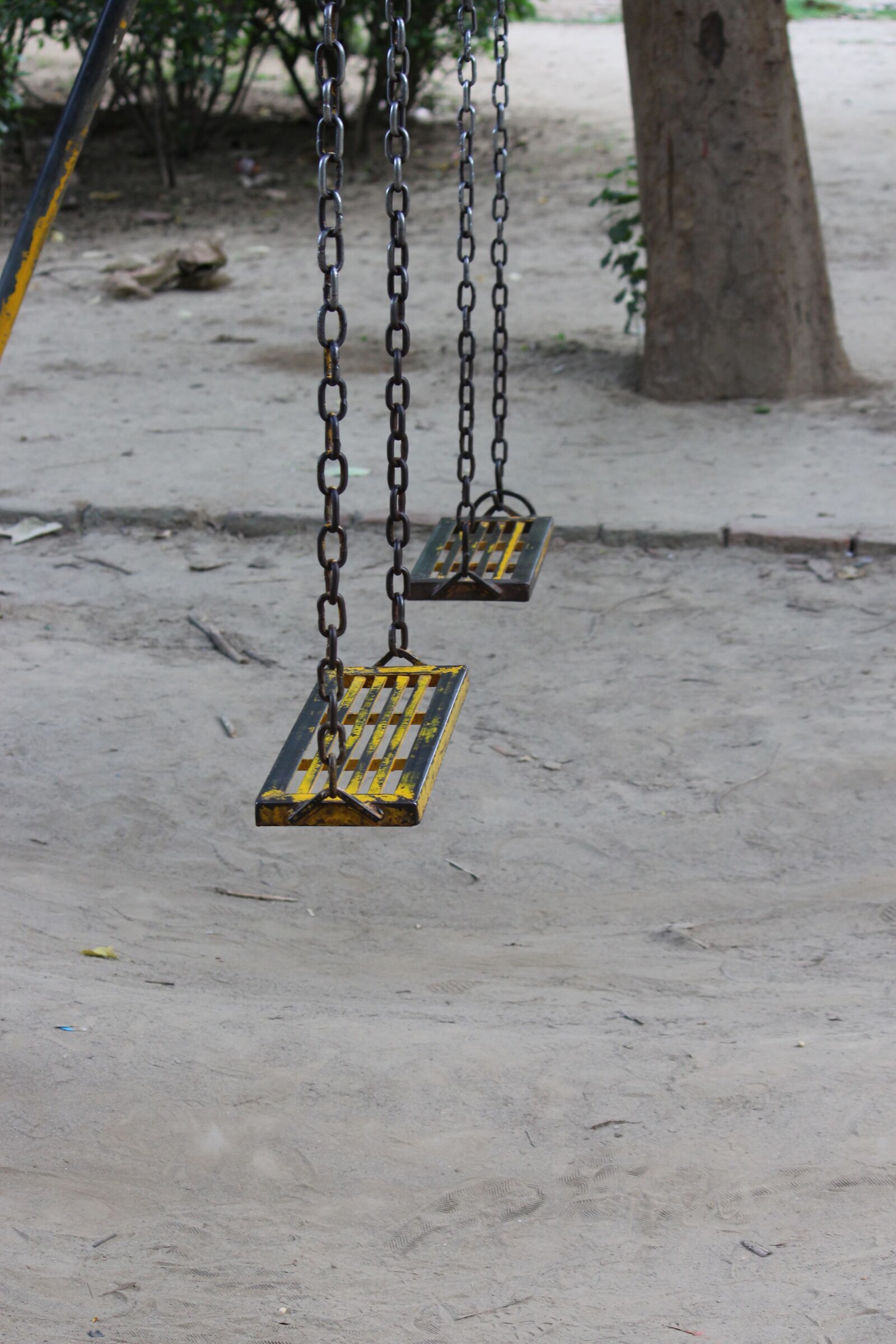 Canon EOS 700D (EOS Rebel T5i / EOS Kiss X7i) sample photo. Swing, empty, park photography