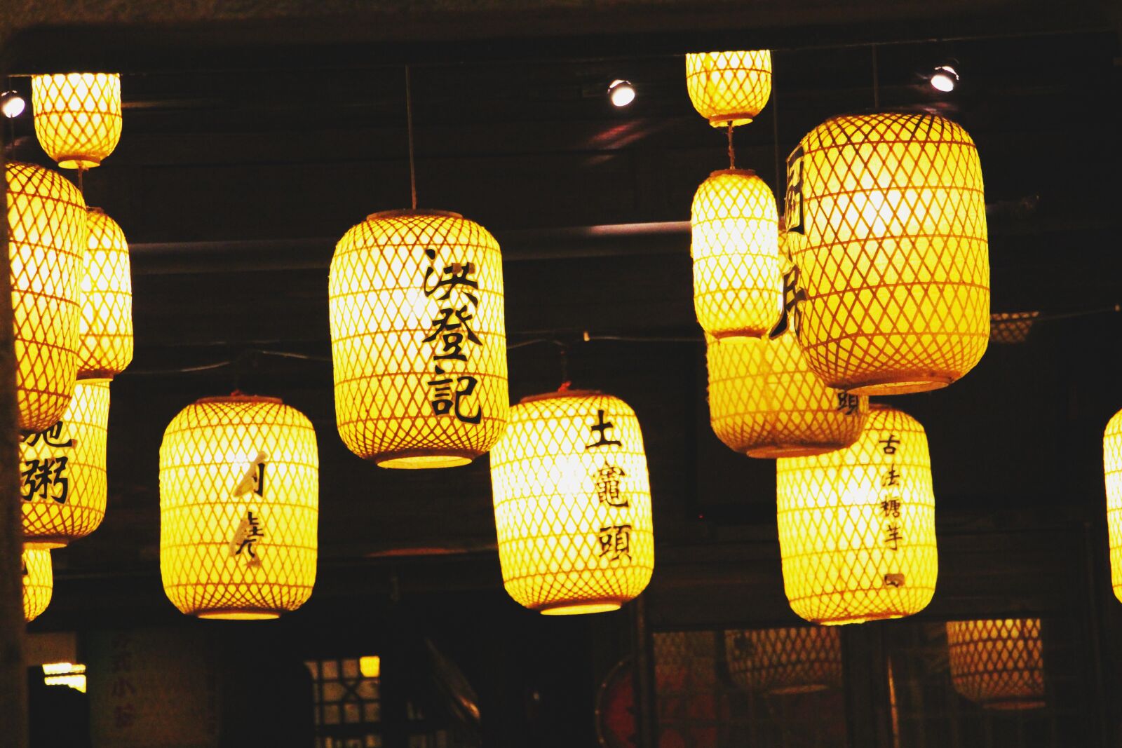 Canon EOS 700D (EOS Rebel T5i / EOS Kiss X7i) sample photo. Lantern, yellow light, ancient photography