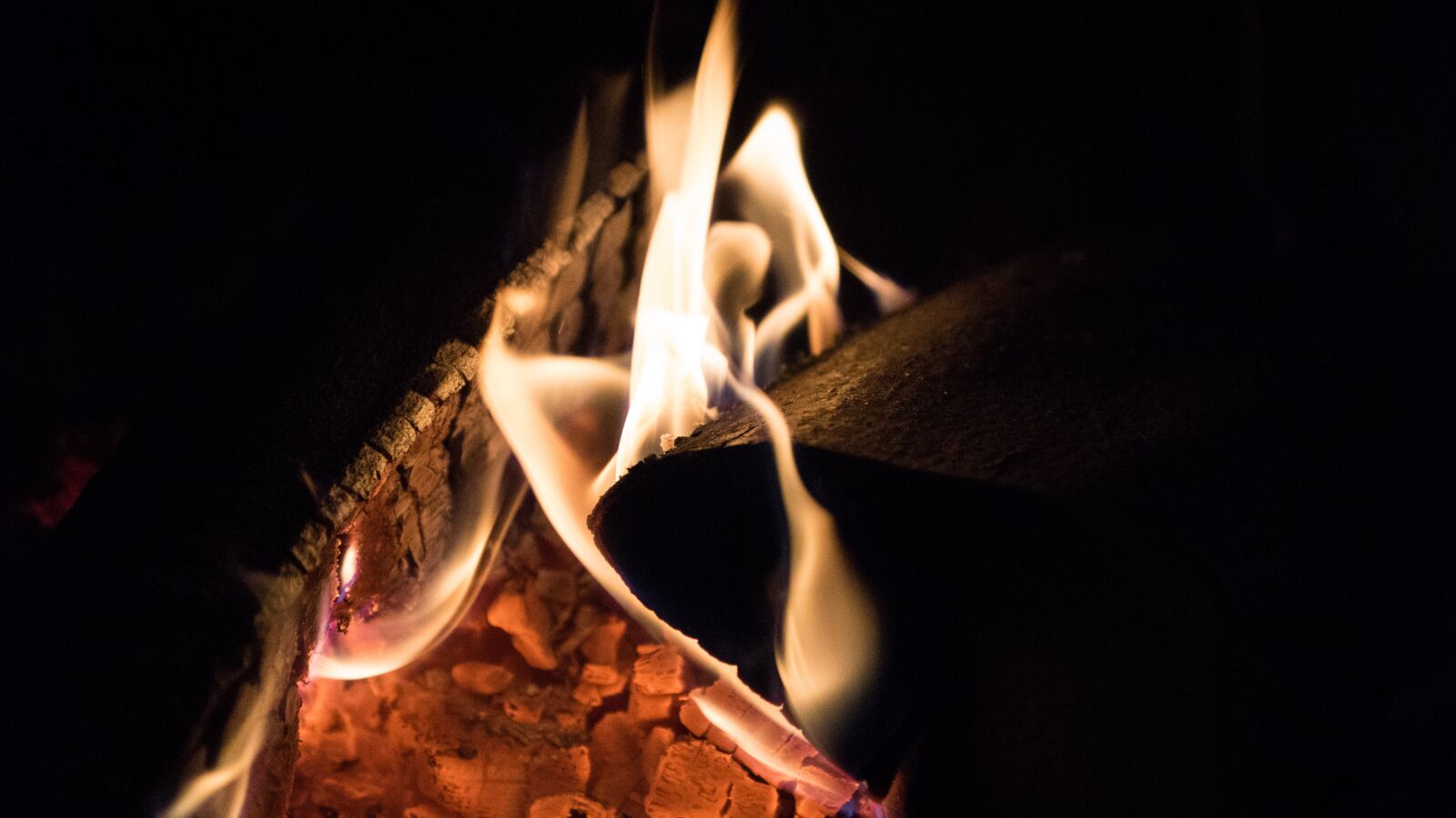 Sony DT 16-50mm F2.8 SSM sample photo. Fire, fireplace, wood photography