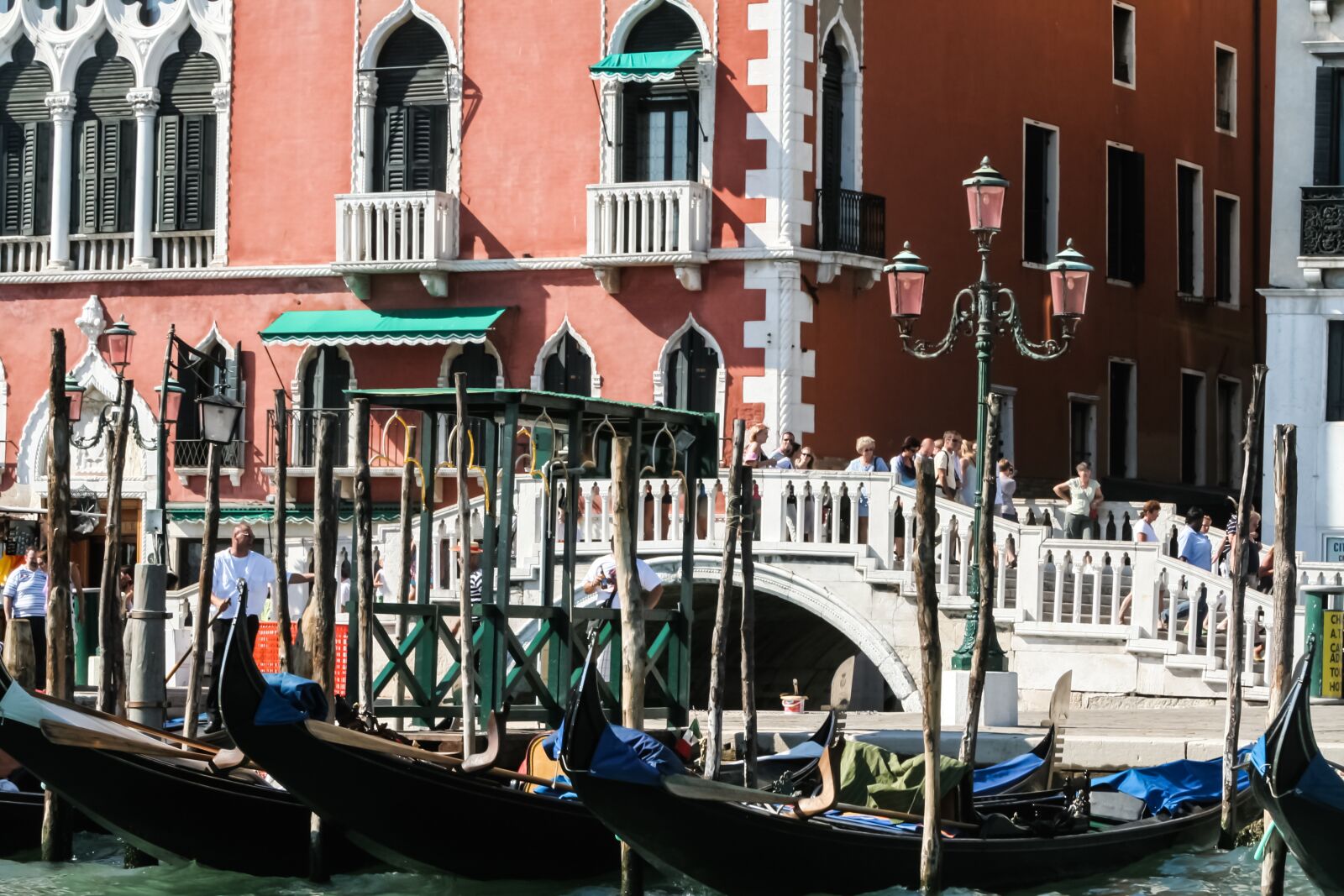 Canon EOS 350D (EOS Digital Rebel XT / EOS Kiss Digital N) sample photo. Italy, venessia, the gondolier photography