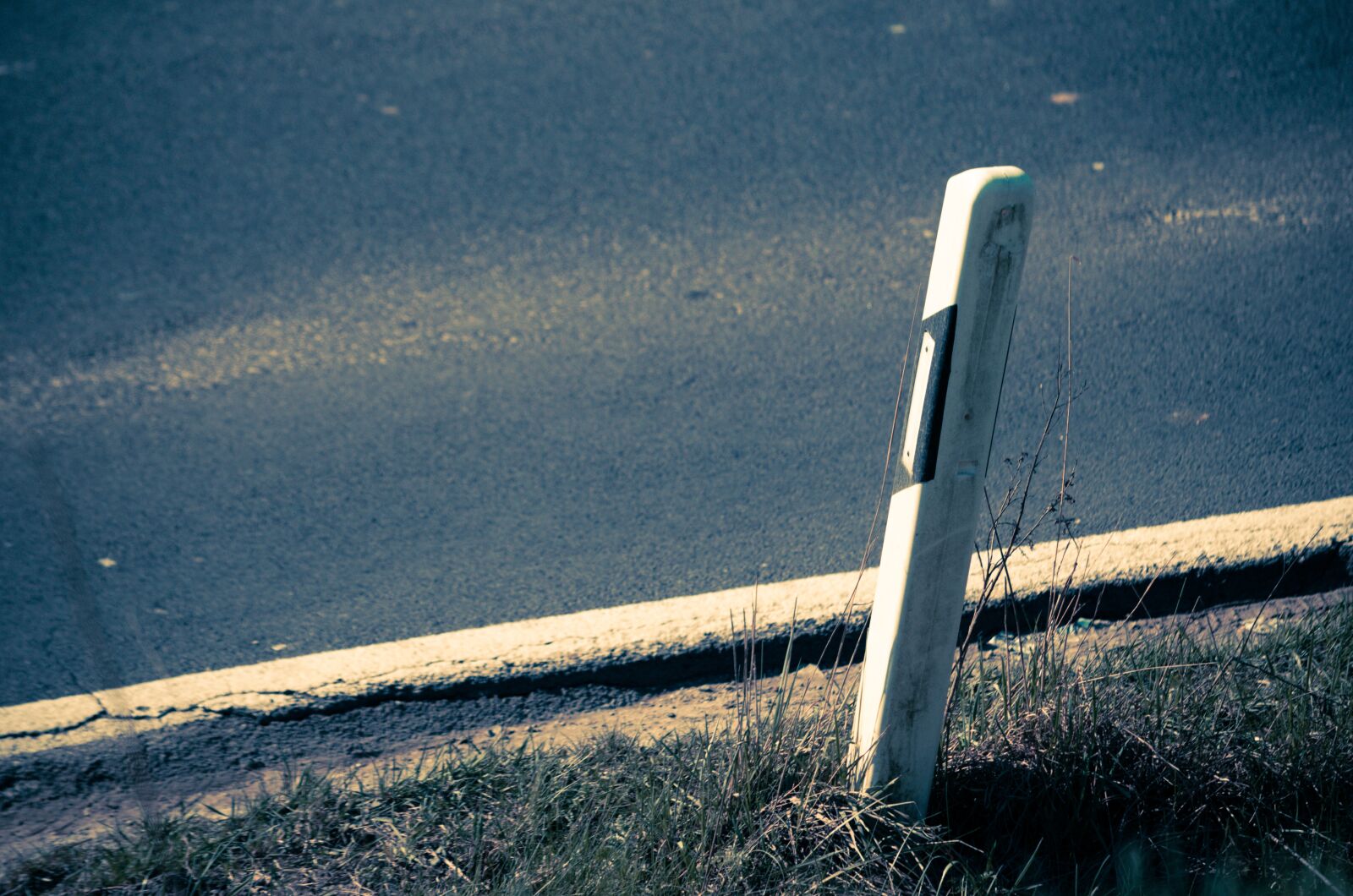 Nikon D5100 sample photo. Delineator posts, asphalt, road photography