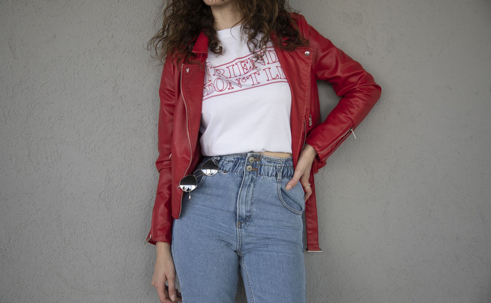 Canon EOS 5D Mark IV sample photo. Red, jacket, jeans photography