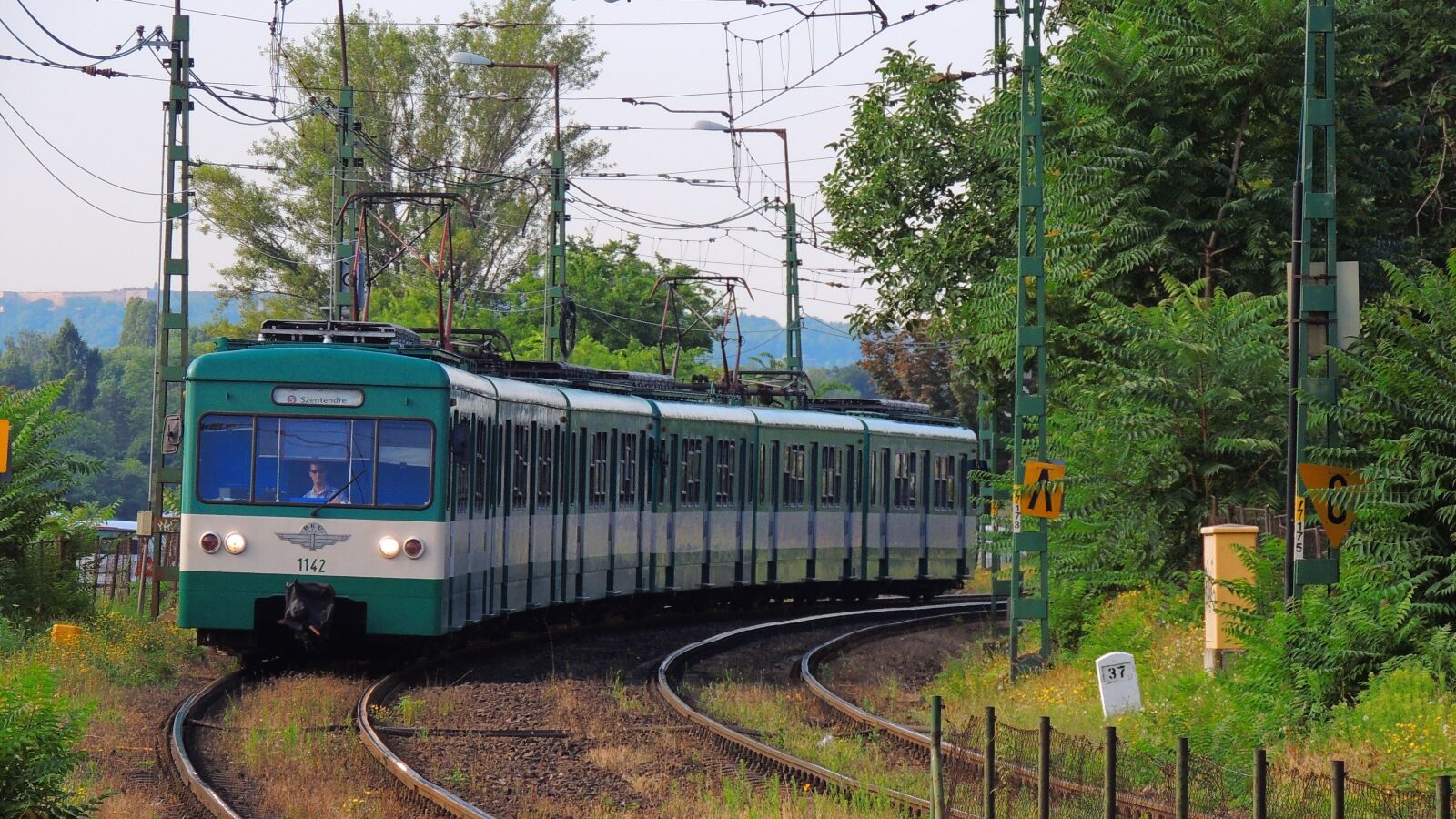 Nikon Coolpix P510 sample photo. Budapest, train, city photography