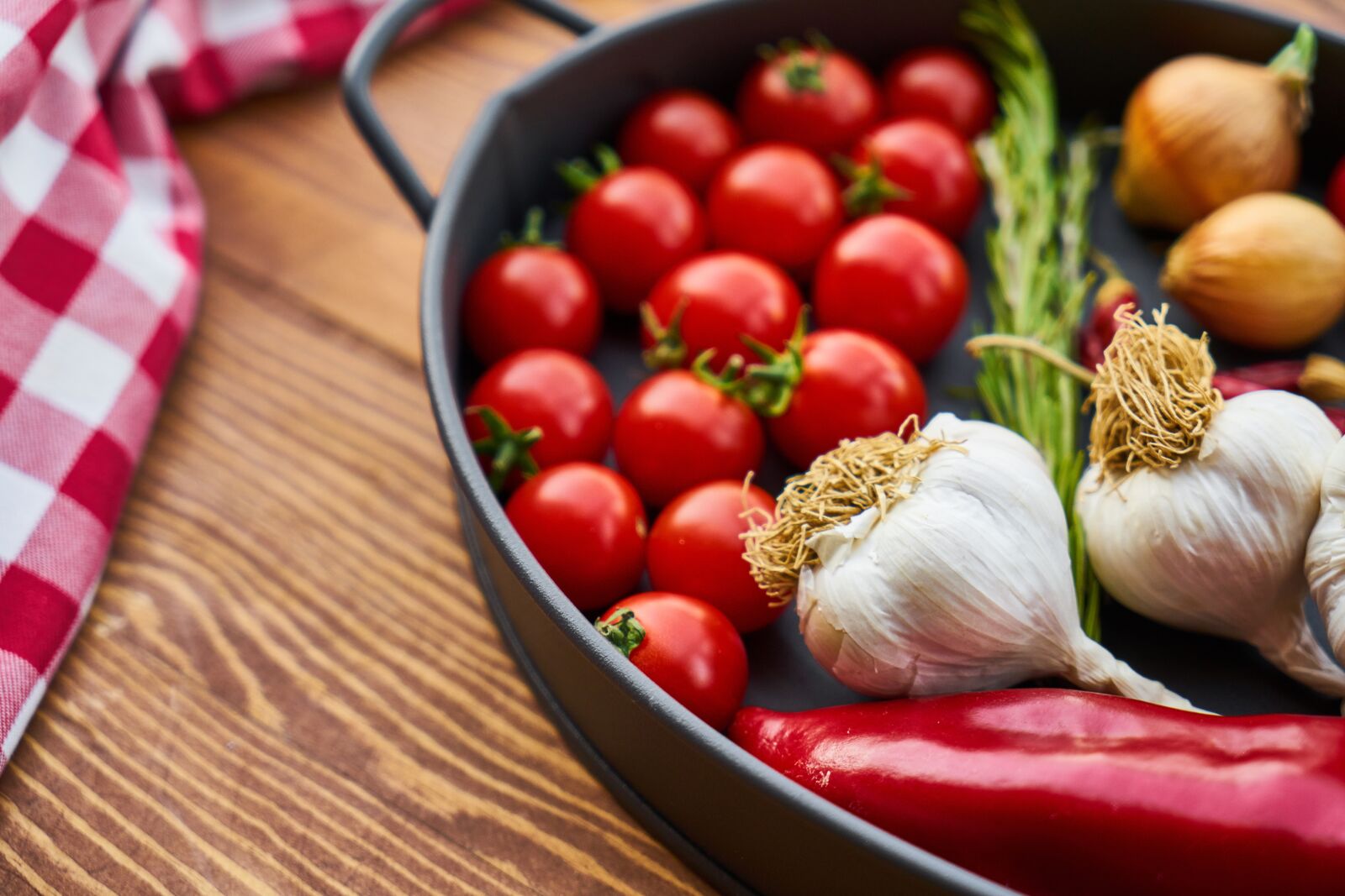 Sony a7R II sample photo. Tomato, garlic, pepper photography
