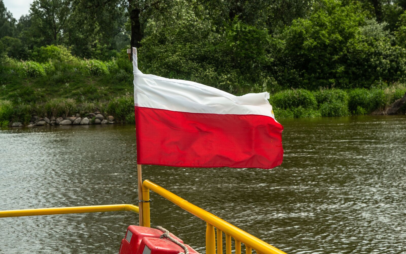 Tamron SP AF 17-50mm F2.8 XR Di II LD Aspherical (IF) sample photo. Polish flag, flag, poland photography