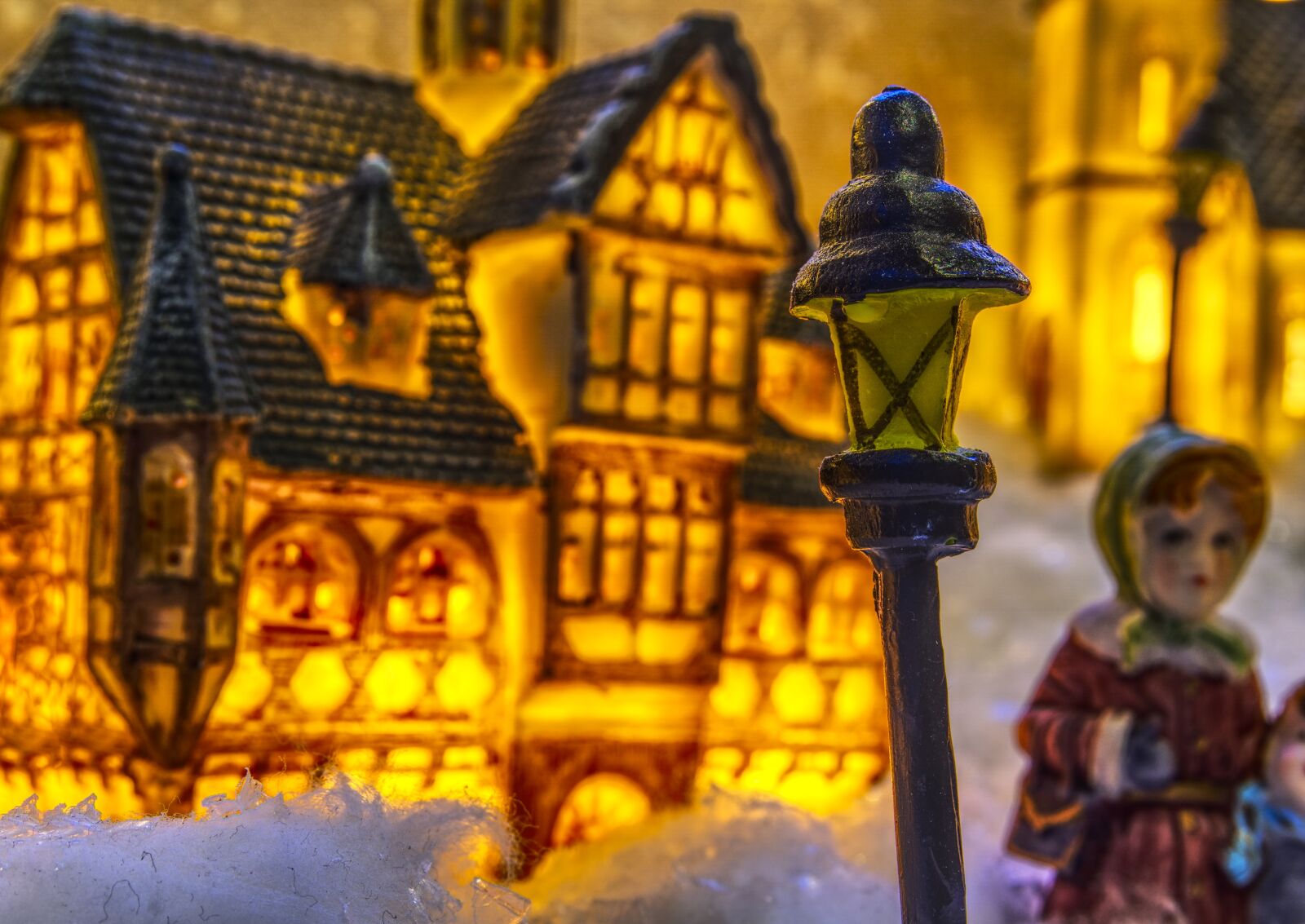 Sony E 16-50mm F3.5-5.6 PZ OSS sample photo. Christmas, christmas village, lantern photography