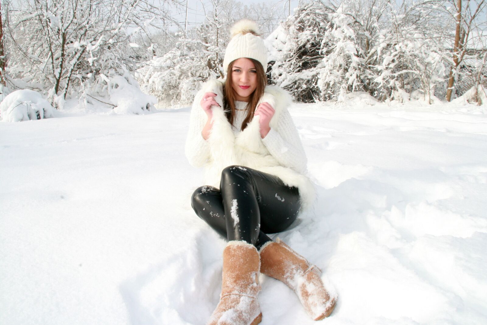 Canon EOS 400D (EOS Digital Rebel XTi / EOS Kiss Digital X) sample photo. Girl, snow, white photography