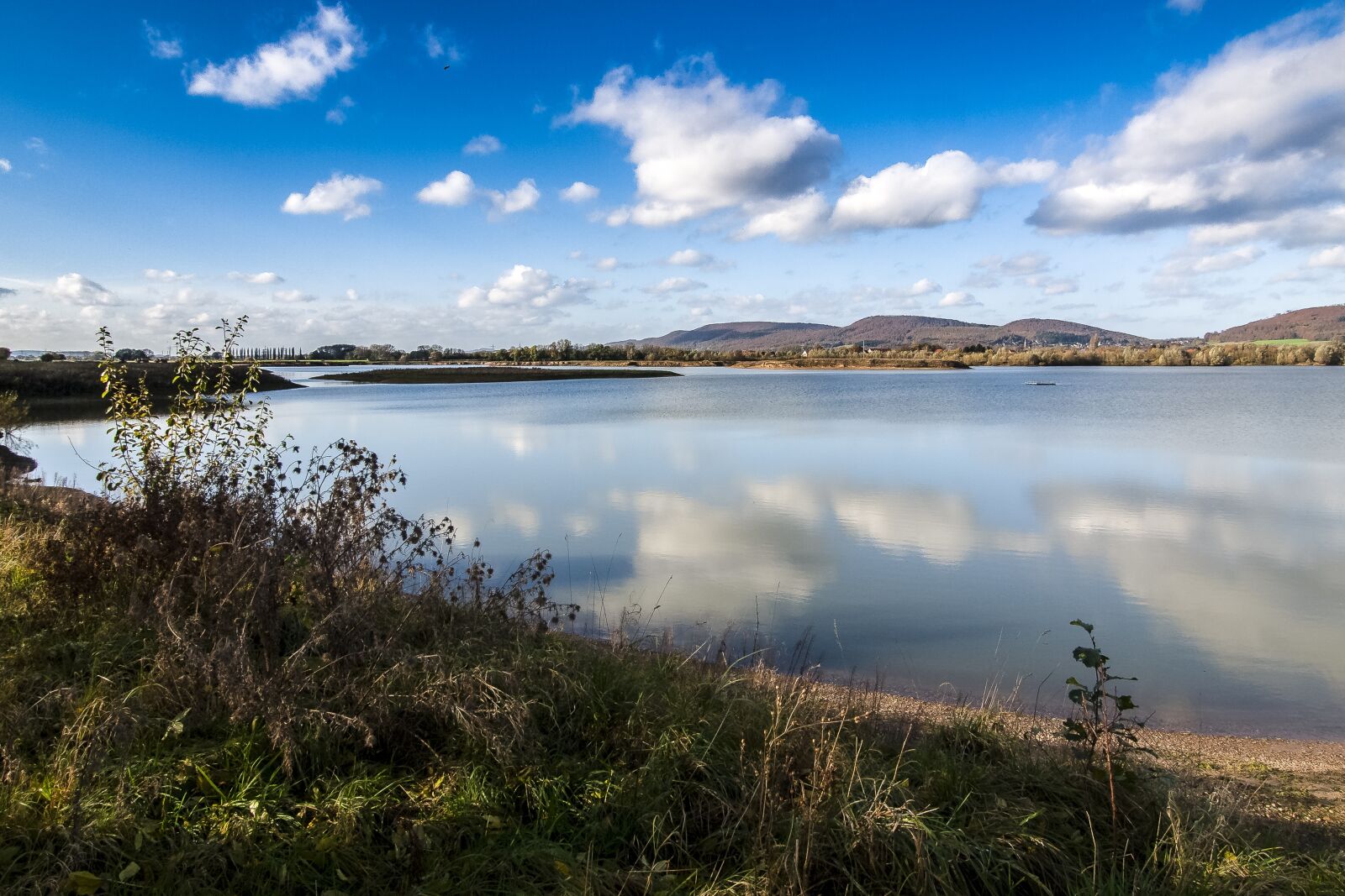 Olympus E-520 (EVOLT E-520) + OLYMPUS 11-22mm Lens sample photo. Gravel pond, pond, water photography