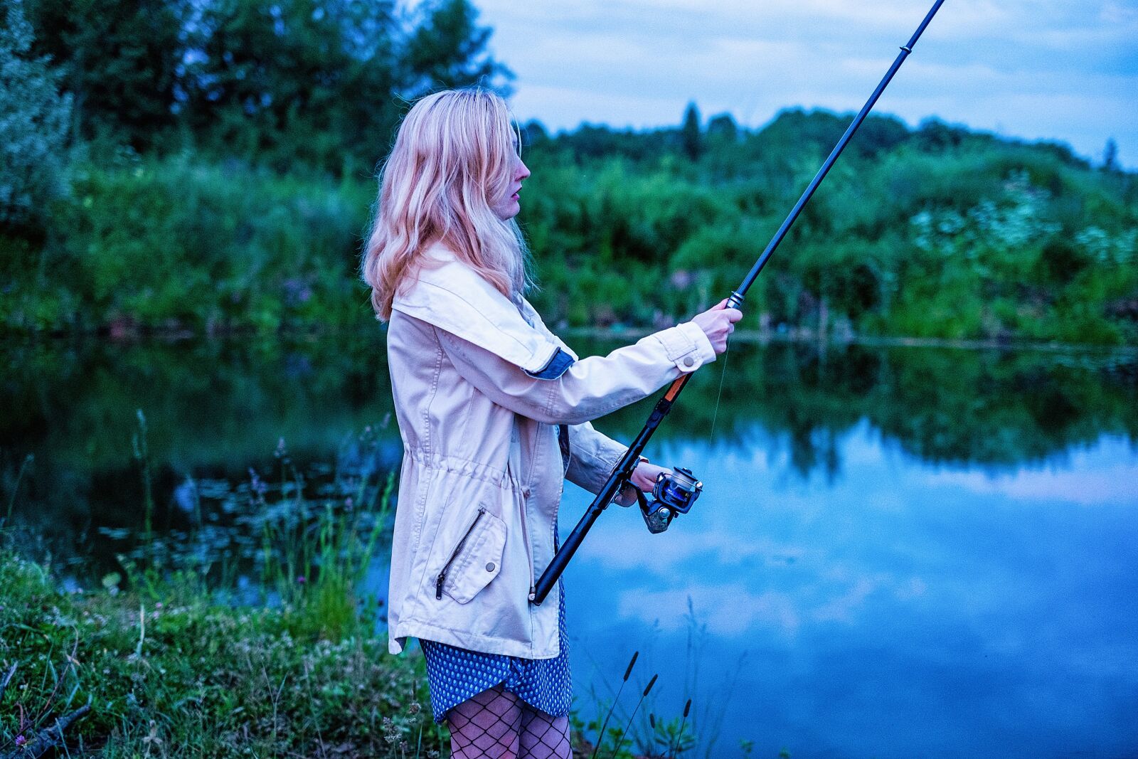 Fujifilm X-E1 + Fujifilm XF 35mm F1.4 R sample photo. Girl, fishing, rod photography