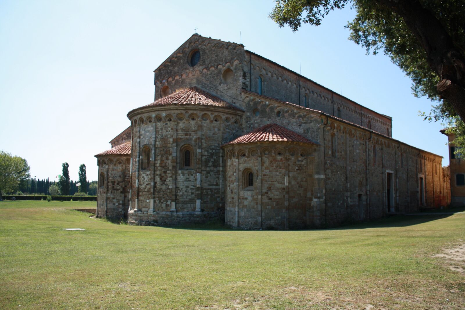 Canon EOS 1000D (EOS Digital Rebel XS / EOS Kiss F) sample photo. Church, romanesque style, pisa photography