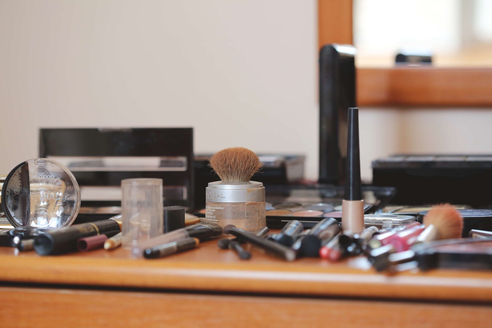 Canon EF 100mm F2.8 Macro USM sample photo. Brushes, cosmetics, hand tool photography