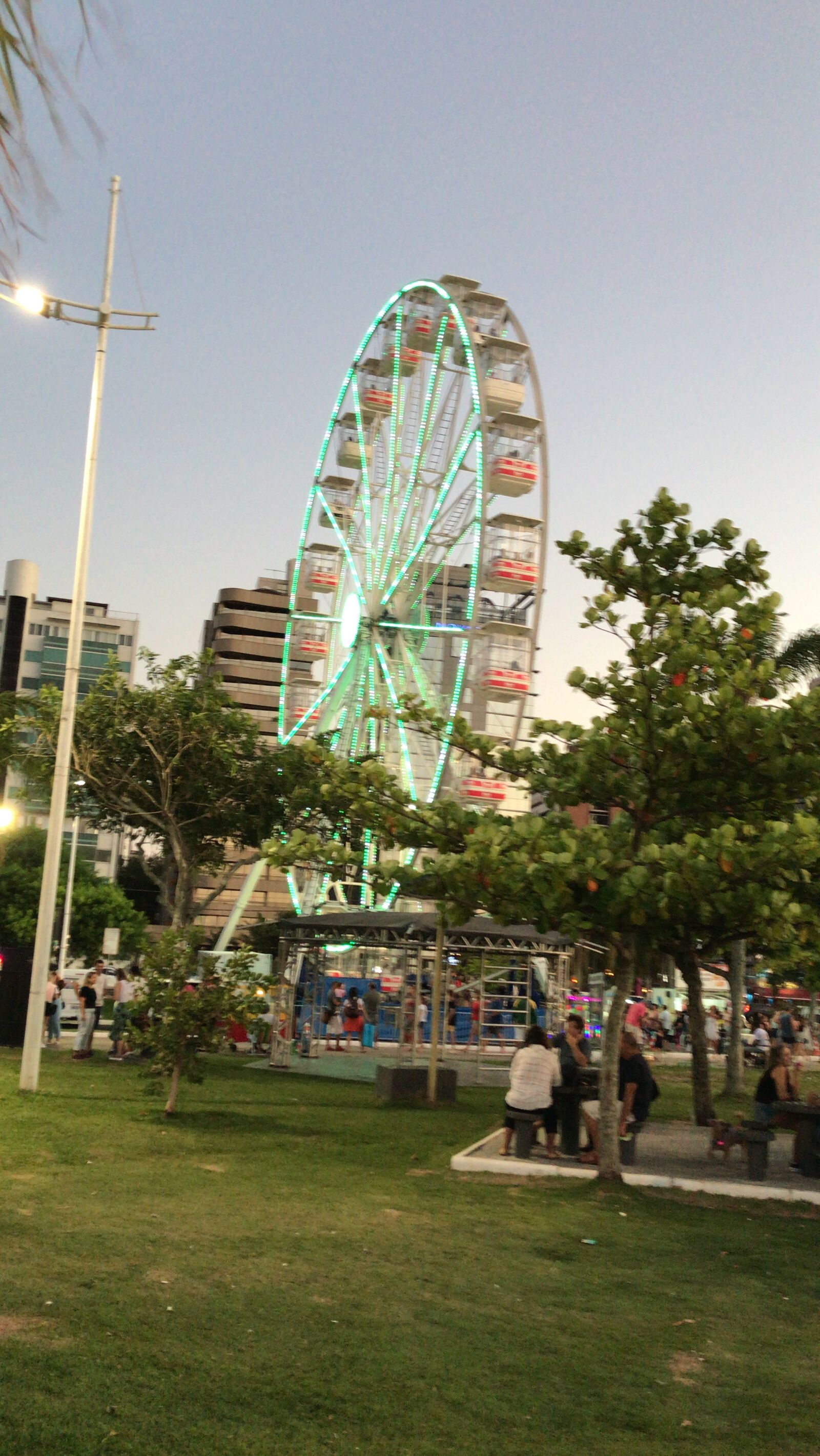 iPhone 7 back camera 3.99mm f/1.8 sample photo. Ferris wheel, roda gigante photography