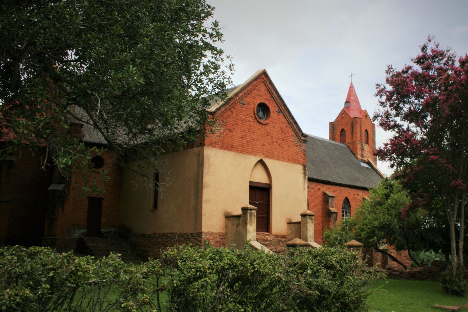 Canon EOS 400D (EOS Digital Rebel XTi / EOS Kiss Digital X) sample photo. Old, church, red photography