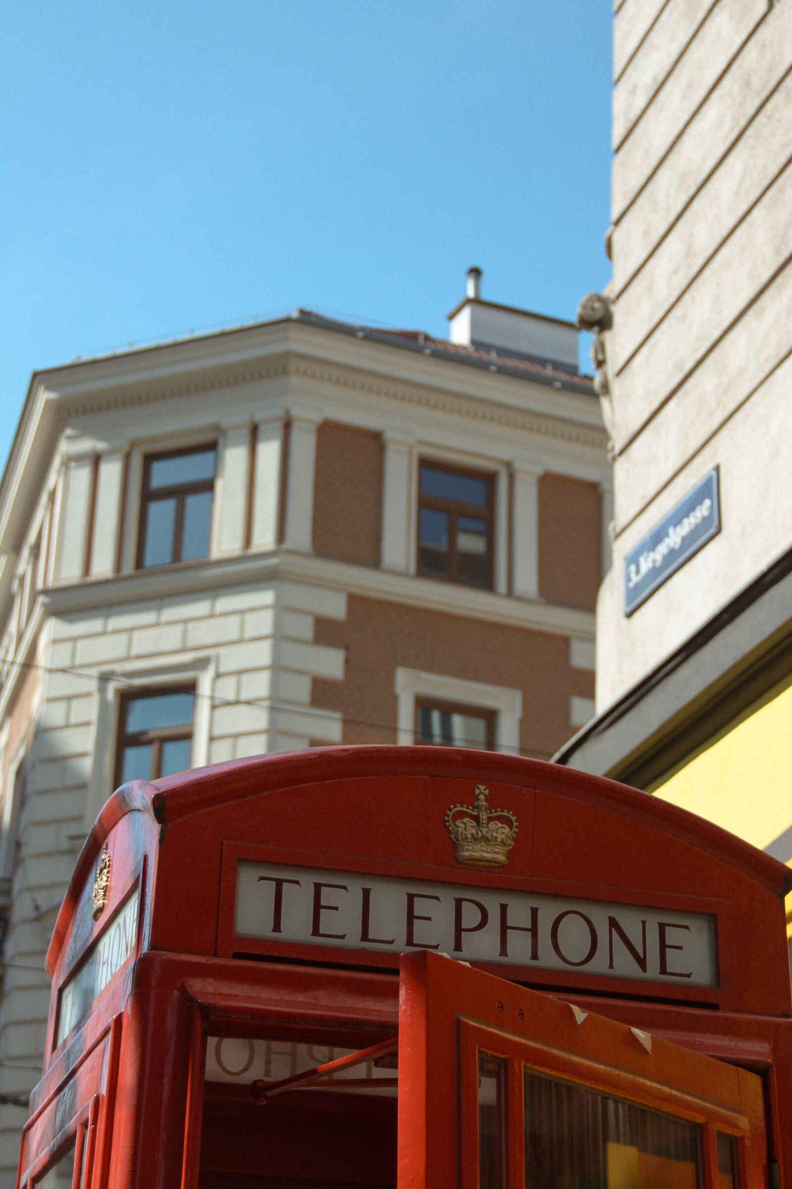 Canon EOS 550D (EOS Rebel T2i / EOS Kiss X4) sample photo. London, red, phone photography