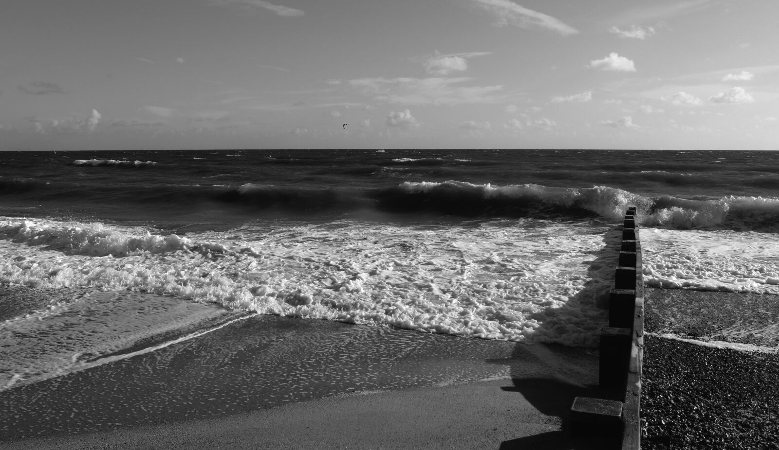 Canon EOS 1300D (EOS Rebel T6 / EOS Kiss X80) sample photo. Black and white, sea photography