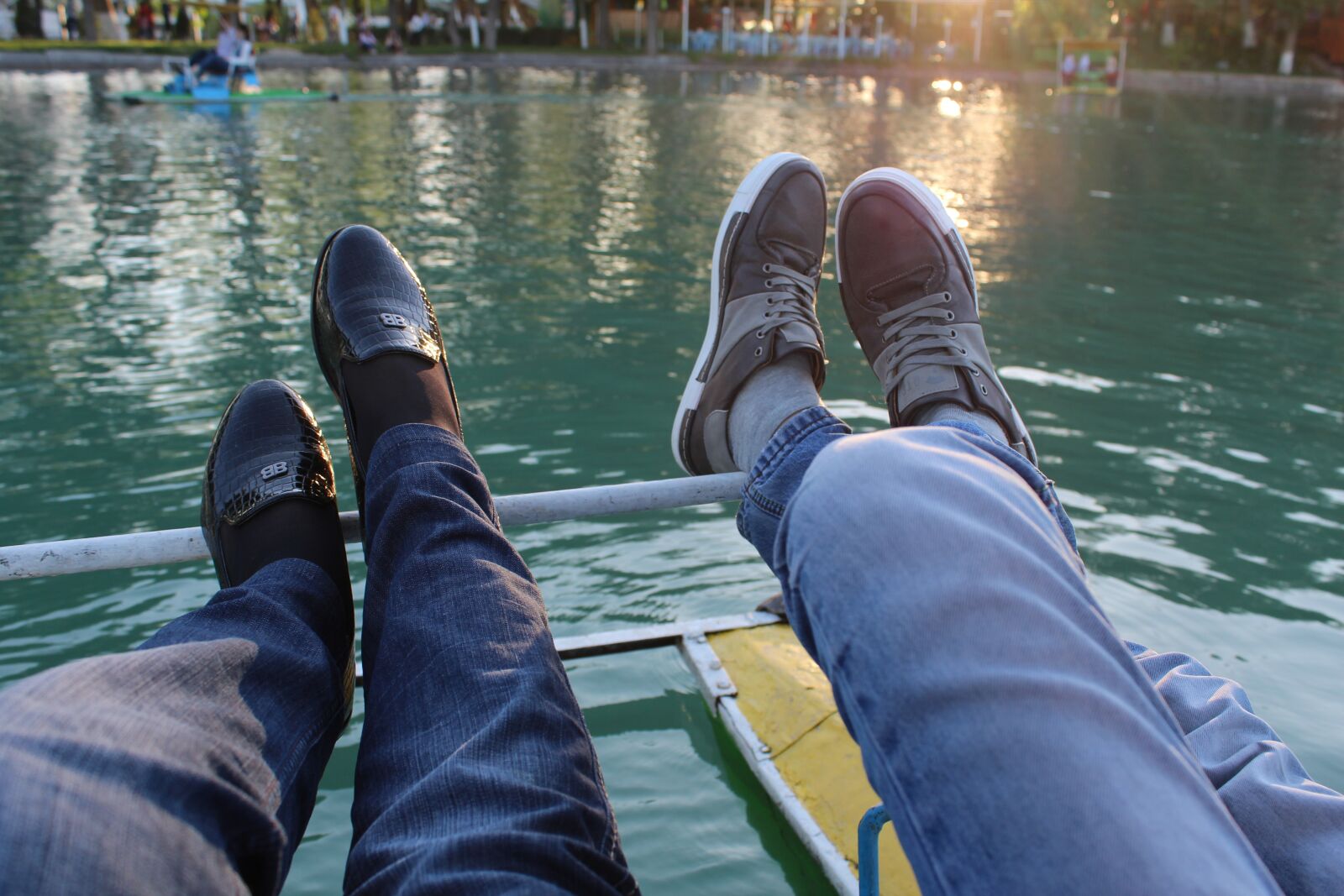 Canon EOS 600D (Rebel EOS T3i / EOS Kiss X5) sample photo. Shoes, legs, couple photography