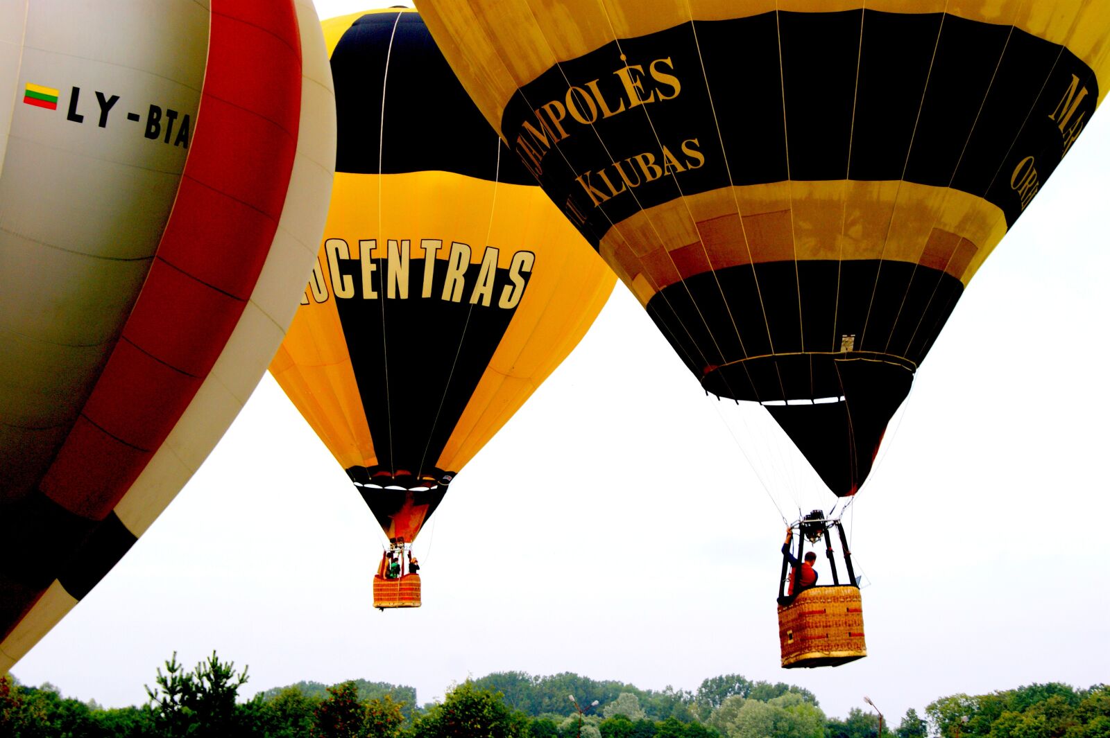 Sony Alpha DSLR-A390 sample photo. Balloons, flying, travel photography