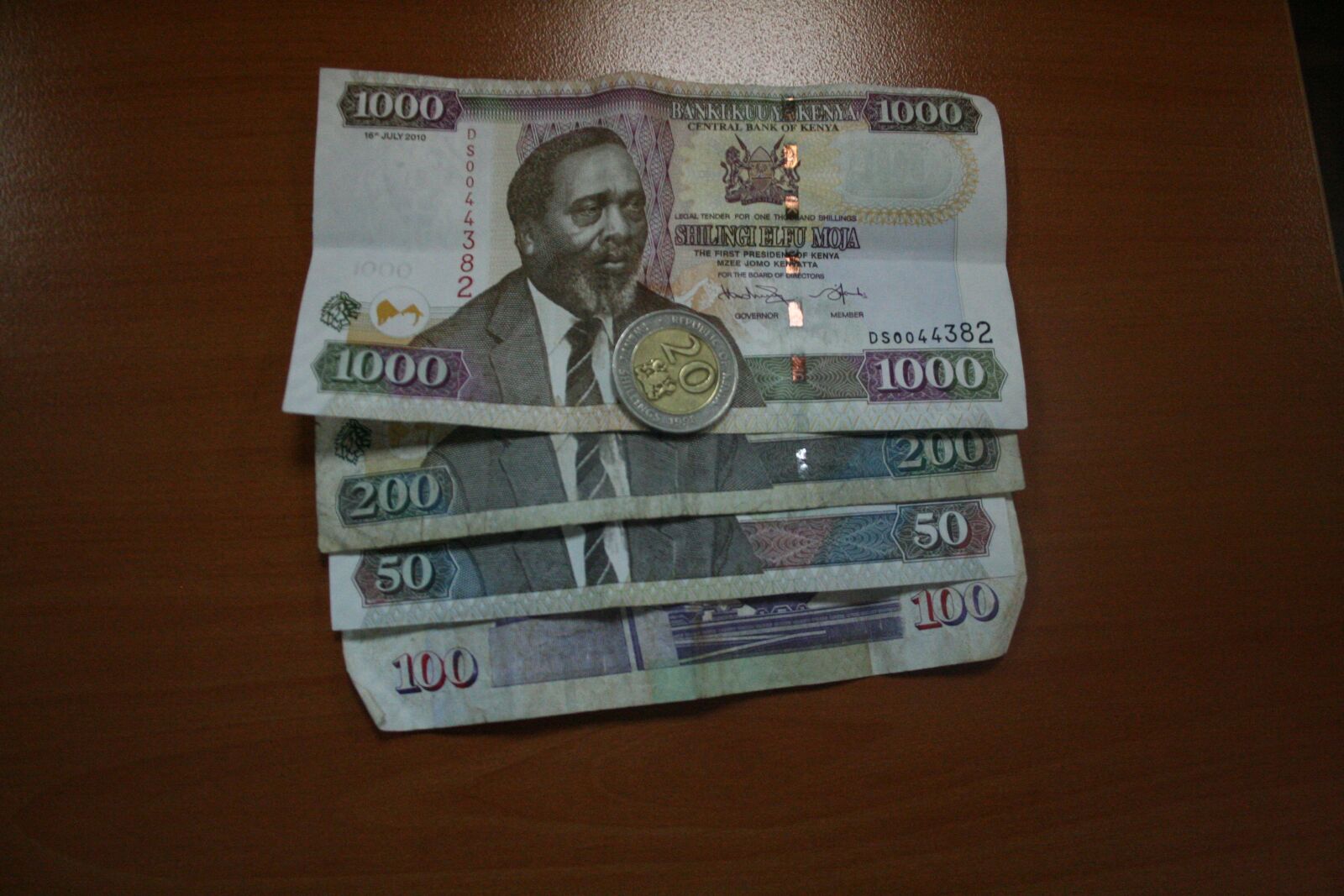 Canon EOS 350D (EOS Digital Rebel XT / EOS Kiss Digital N) sample photo. Kenya, kenyan currency, shilling photography