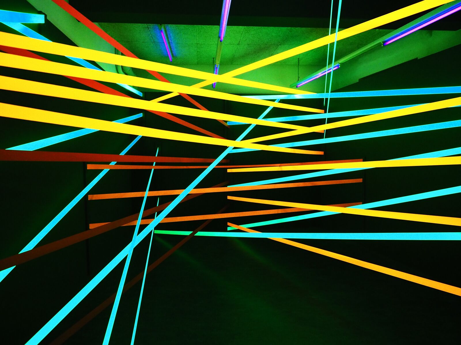 Olympus OM-D E-M5 II + Olympus M.Zuiko Digital ED 12-40mm F2.8 Pro sample photo. Neon, background, lines photography
