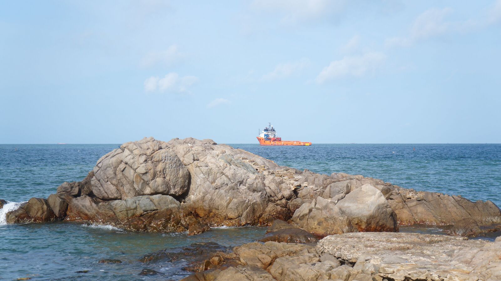 Sony Alpha NEX-F3 + Sony E 18-55mm F3.5-5.6 OSS sample photo. Cliffs, the sea, vung photography