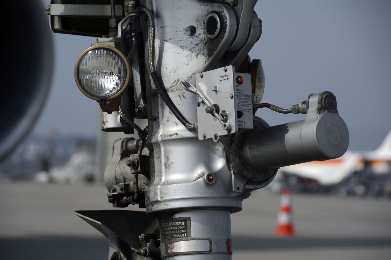 Nikon D7100 sample photo. Nosewheel, chassis, cable photography