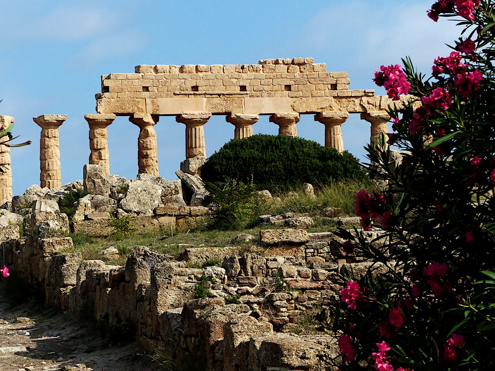 Panasonic Lumix DMC-FZ200 sample photo. Architecture, temple, sicily photography